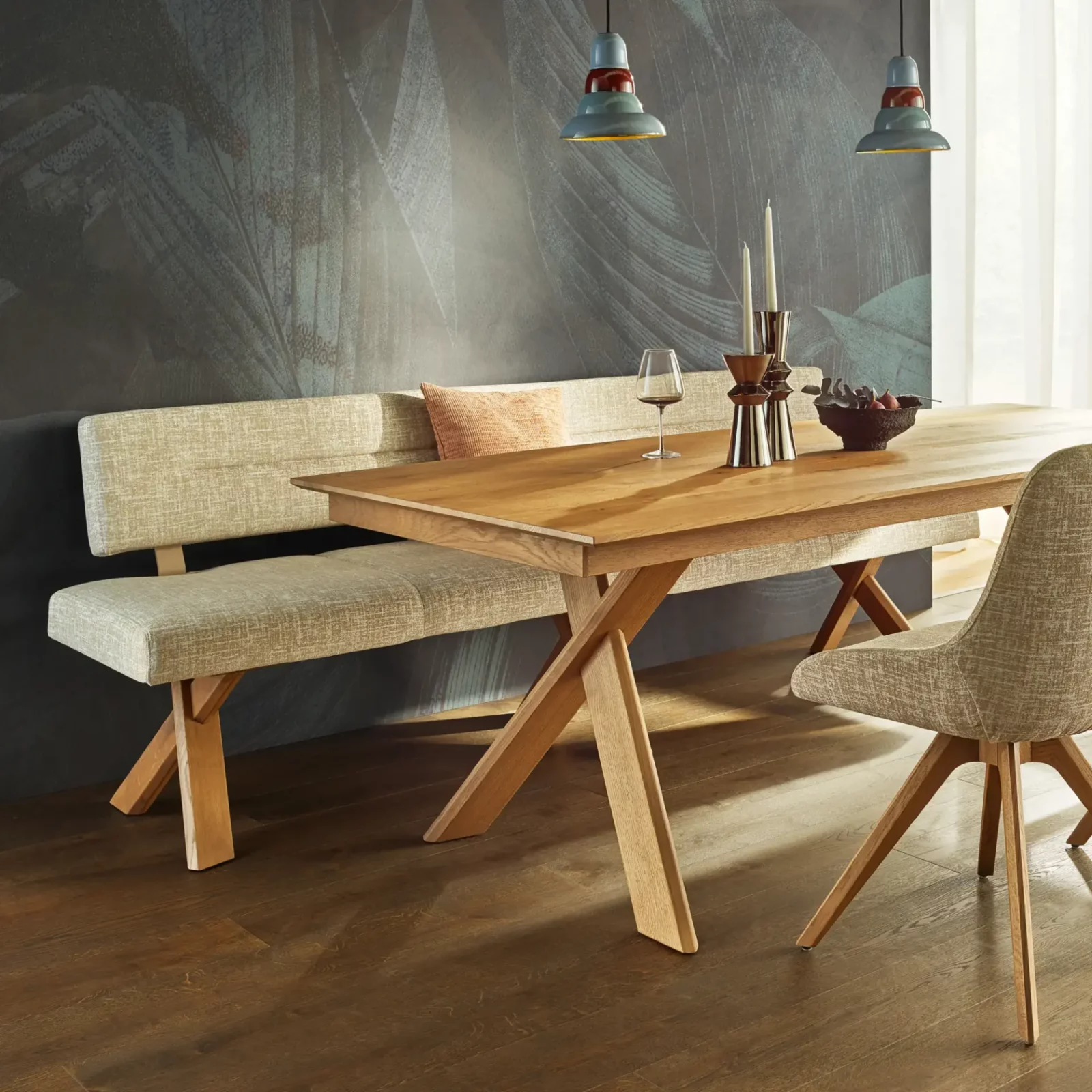 MIRO A Tisch aus Holz mit passender Polsterbank und Stuhl in Beige.