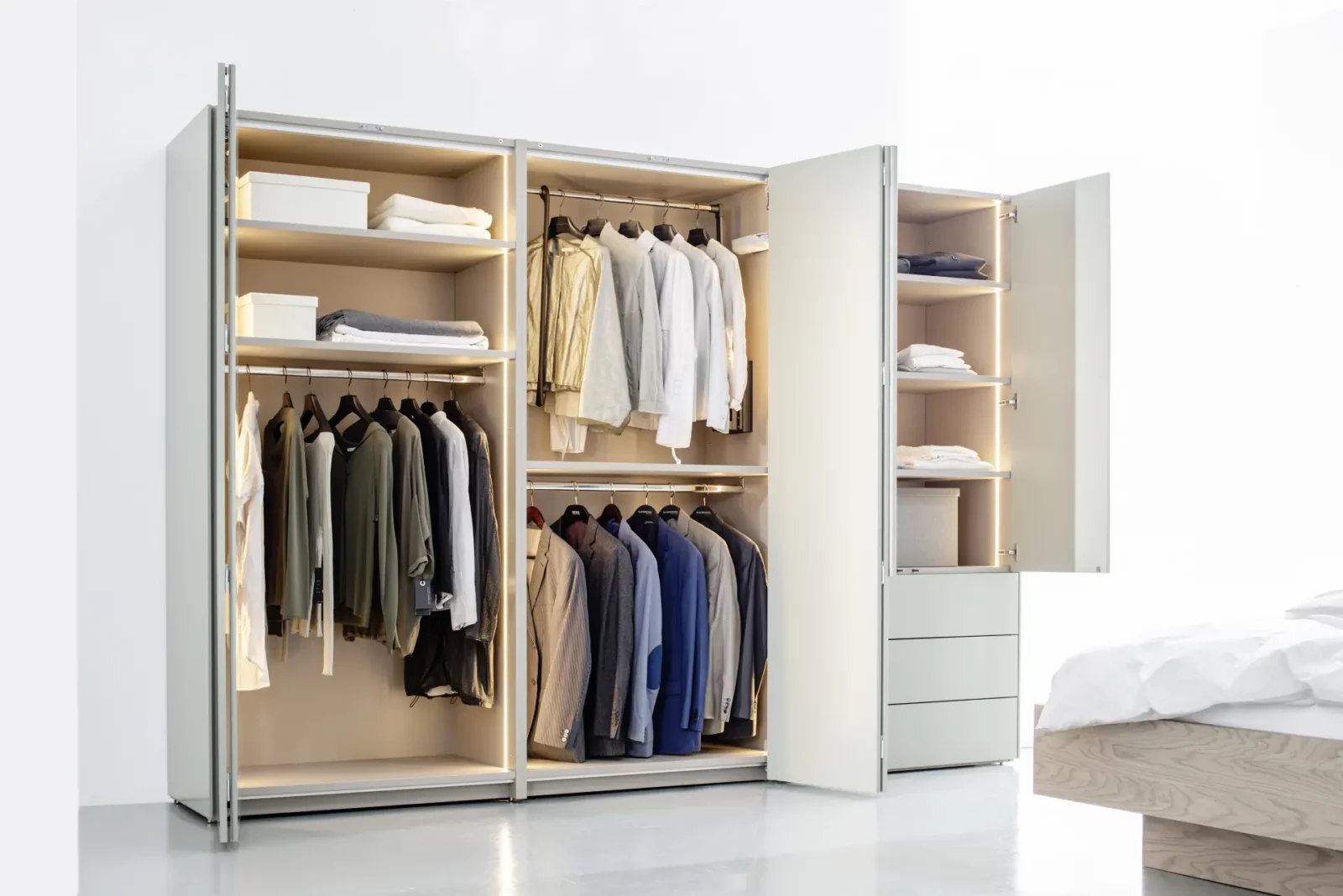 Kleiderschrank Maria 014, offenes Design, helle Holzausführung, integrierte Beleuchtung.