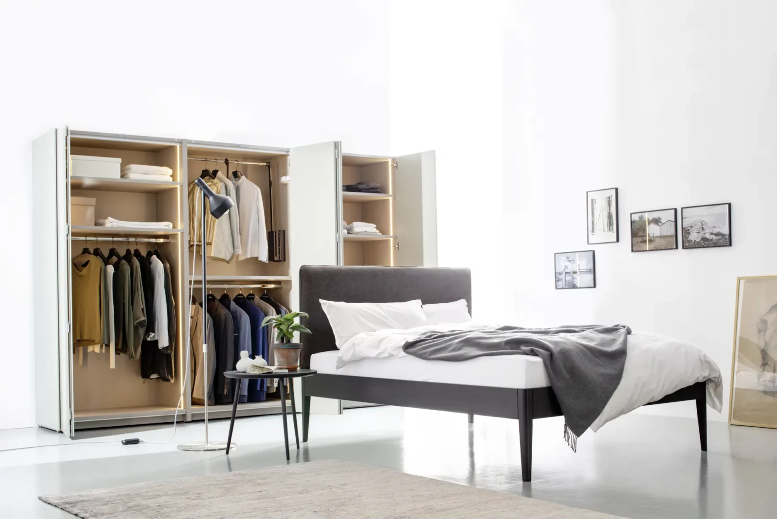 Kleiderschrank Maria 017, weiß, mit offenen Türen und integrierter Beleuchtung.