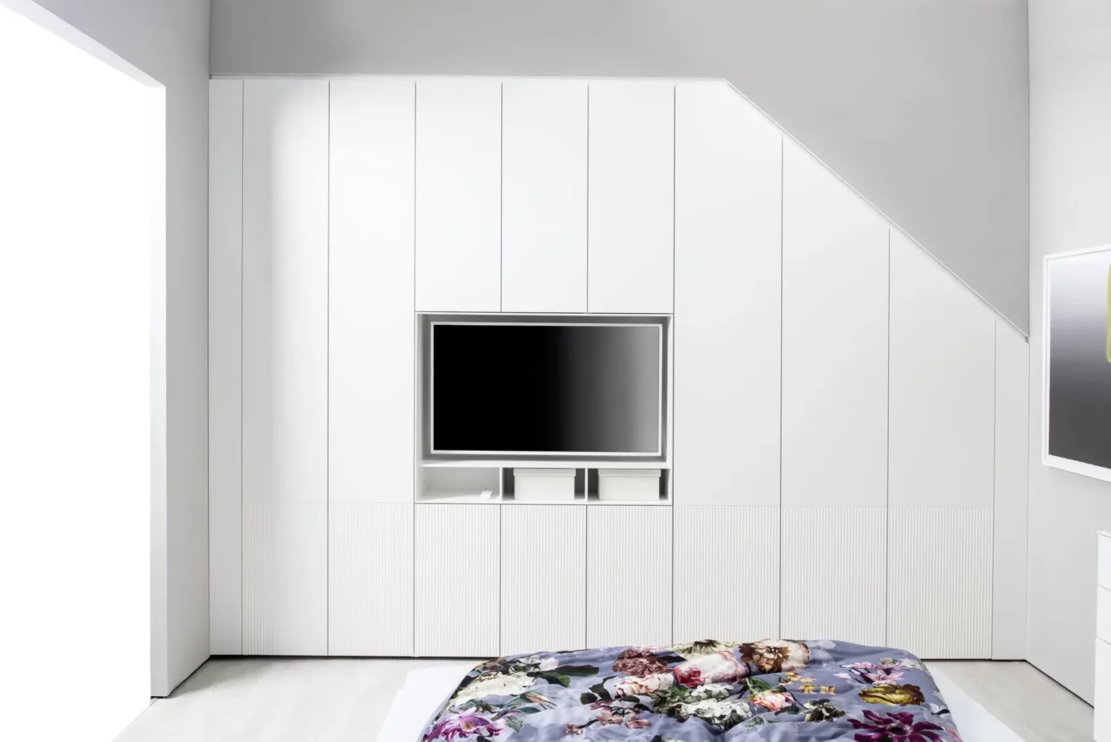 Einbauschrank "Maria 021" in Weiß mit integriertem TV-Fach.
