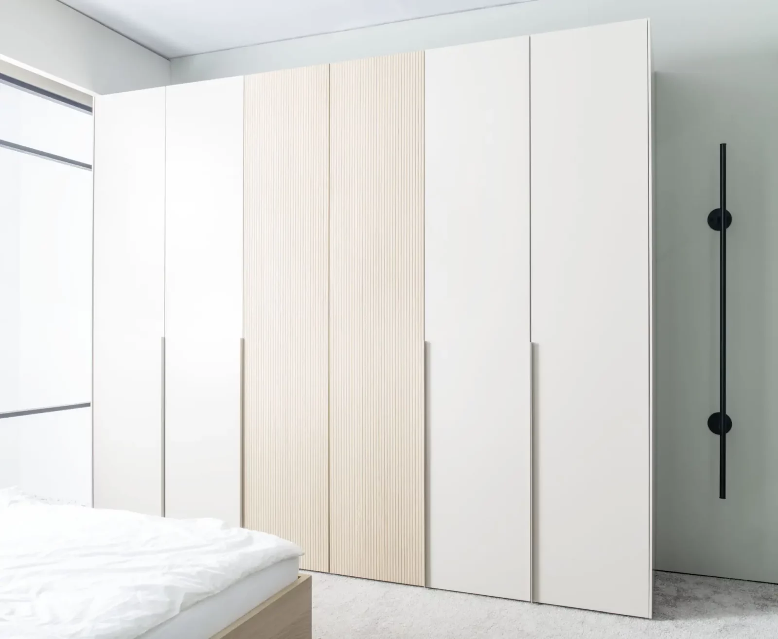 Kleiderschrank Maria 023, weiß mit hellen Holzpaneelen, minimalistisches Design.