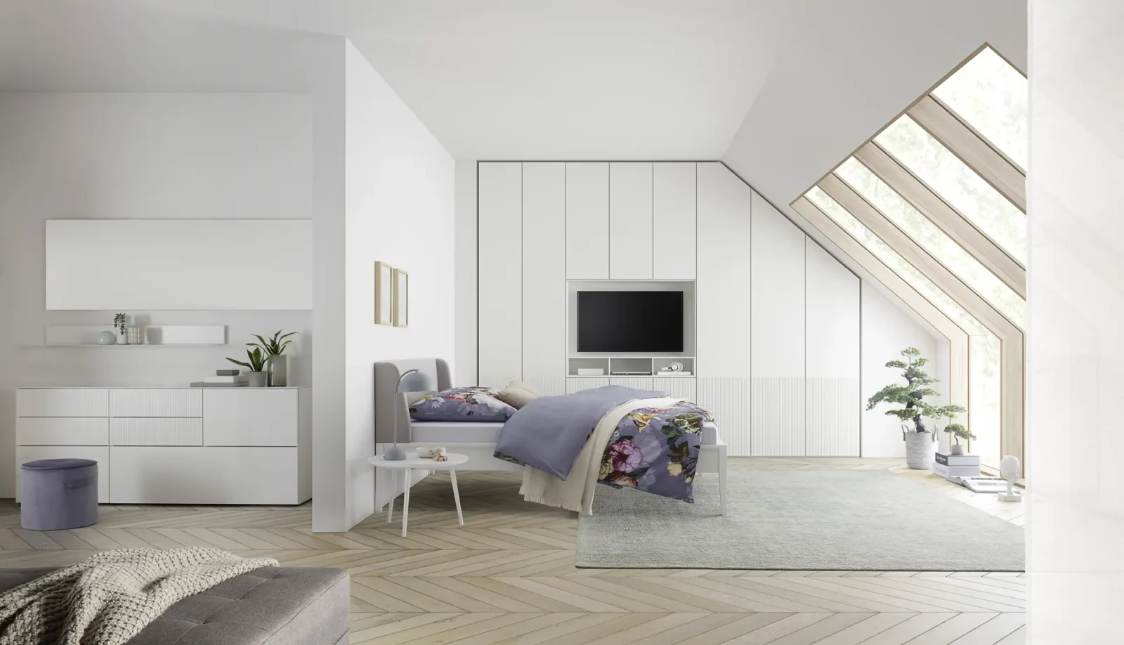 Schlafzimmer mit weißem Einbauschrank und grauem Polsterbett, Modell Maria.