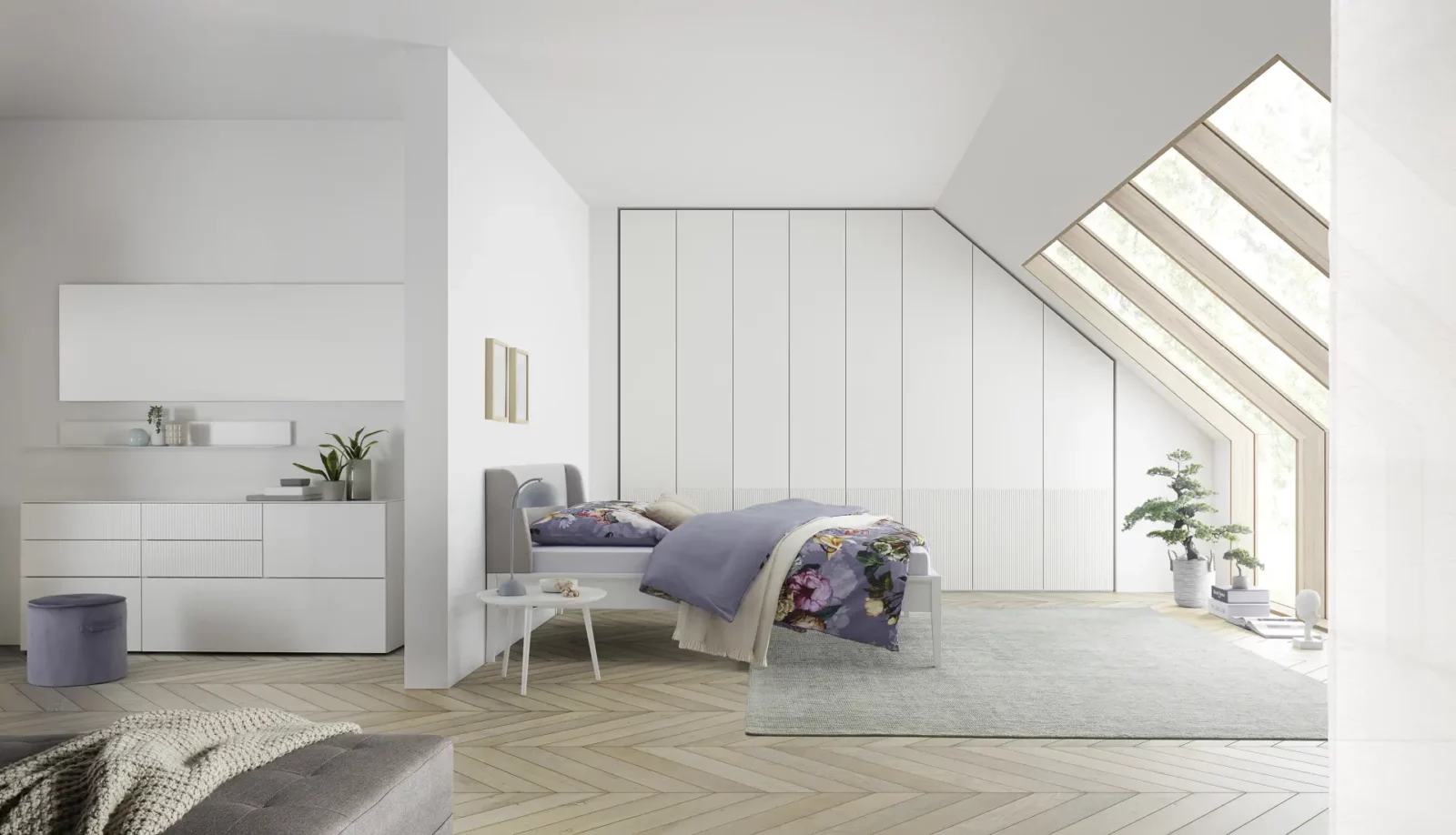 Schlafzimmer mit weißem Einbauschrank und grauem Bett, Modell Maria.