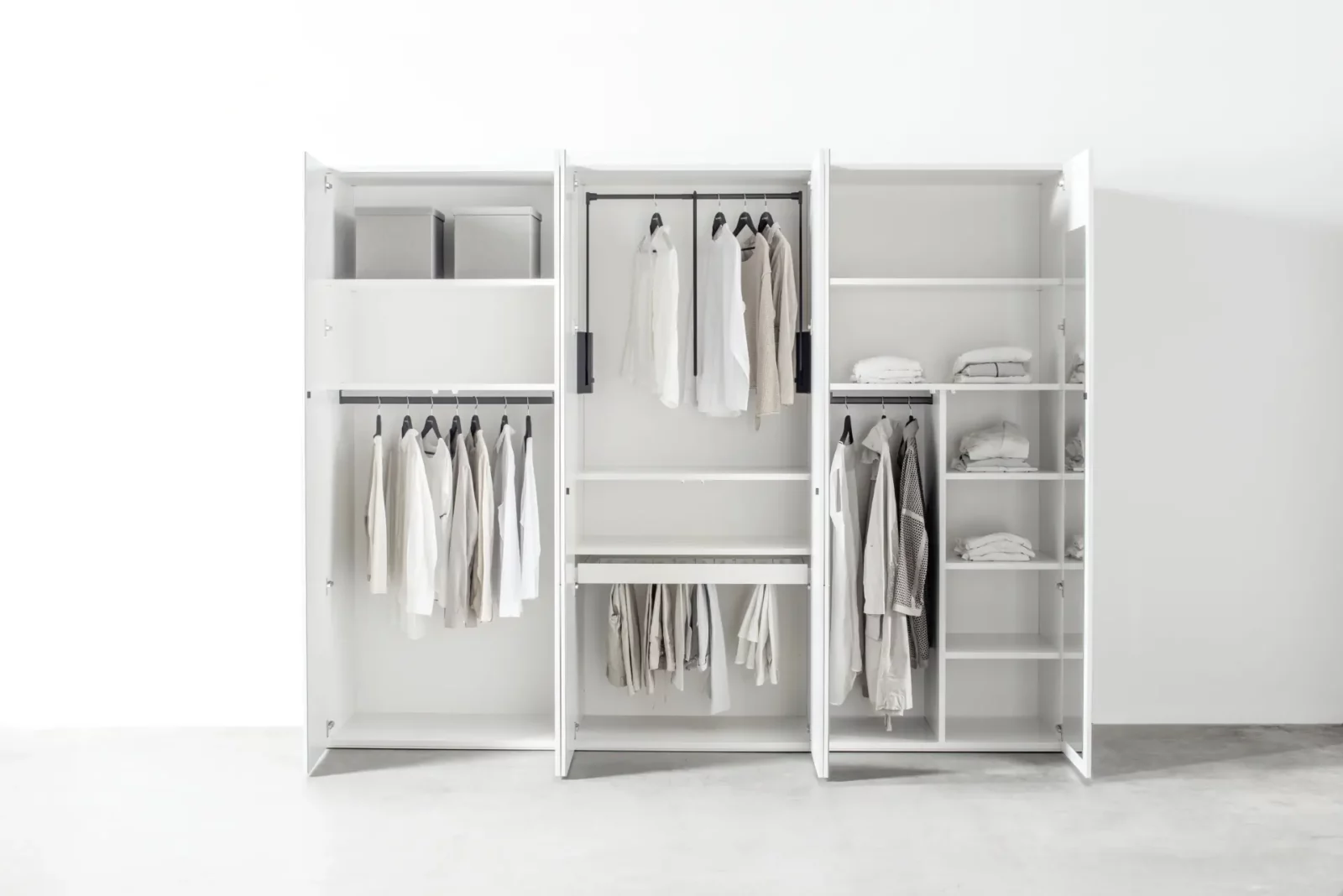 Weißer Kleiderschrank "Maria 035" mit offenen Türen und vielfältiger Aufteilung.