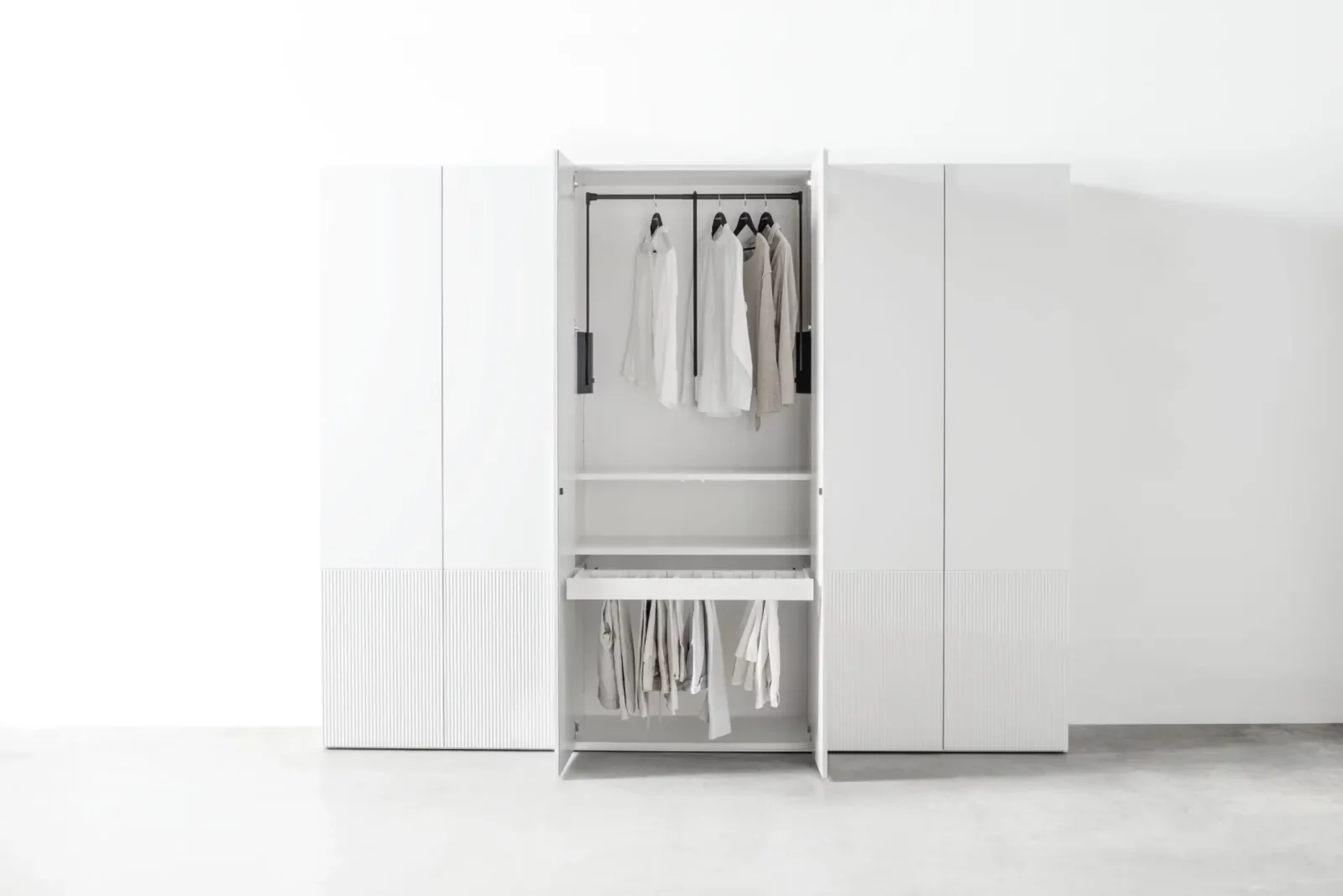 Weißer Kleiderschrank, Modell Maria, mit offenen Türen und integrierter Kleiderstange.