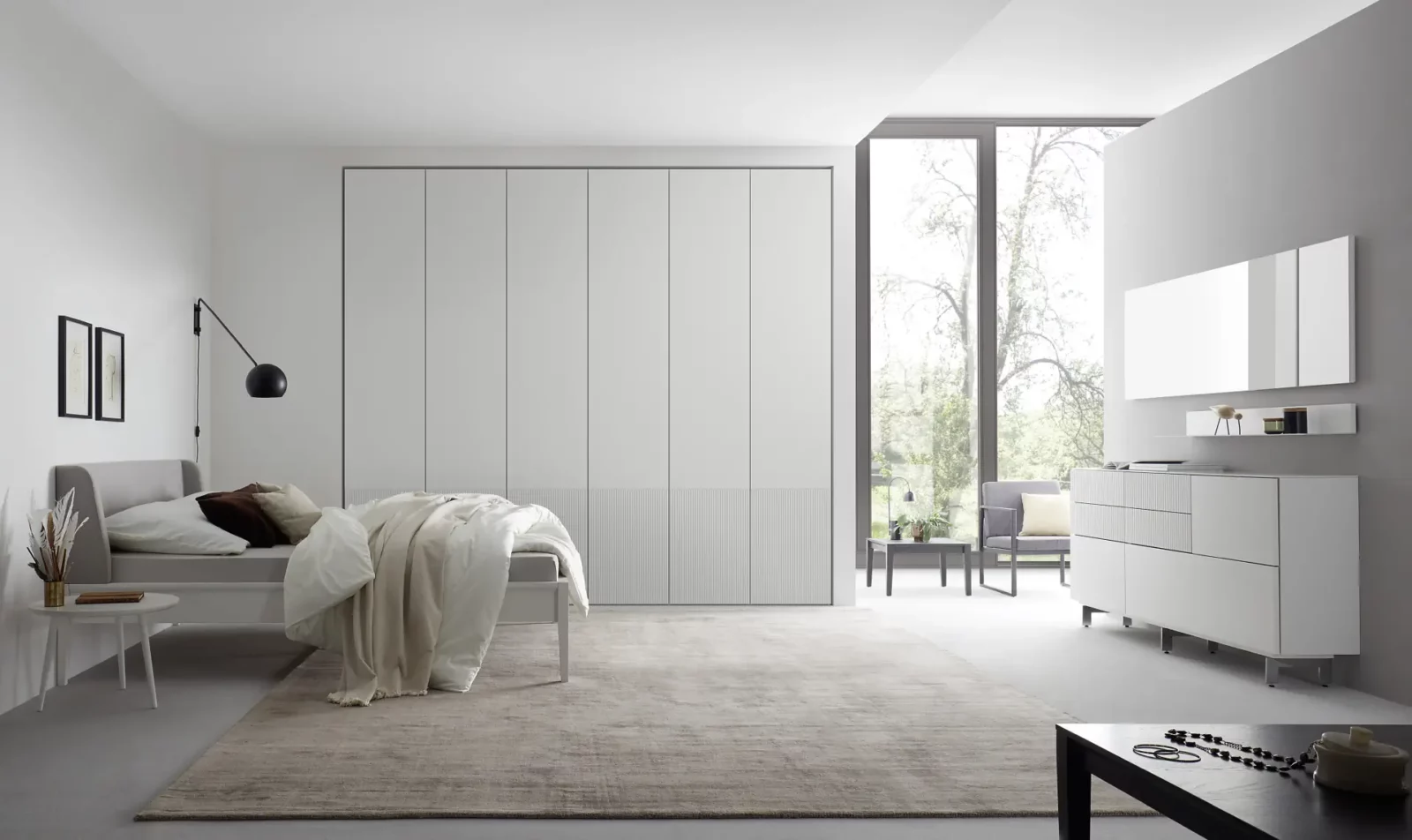 Großer, weißer Einbauschrank mit glatten Türen und dezenten Griffleisten.