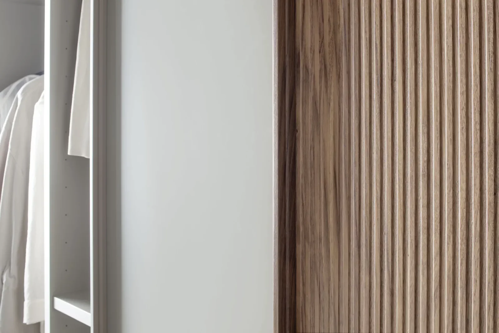 Kleiderschrank mit weißer Tür und geriffelter Holzverkleidung, Modell Maria.