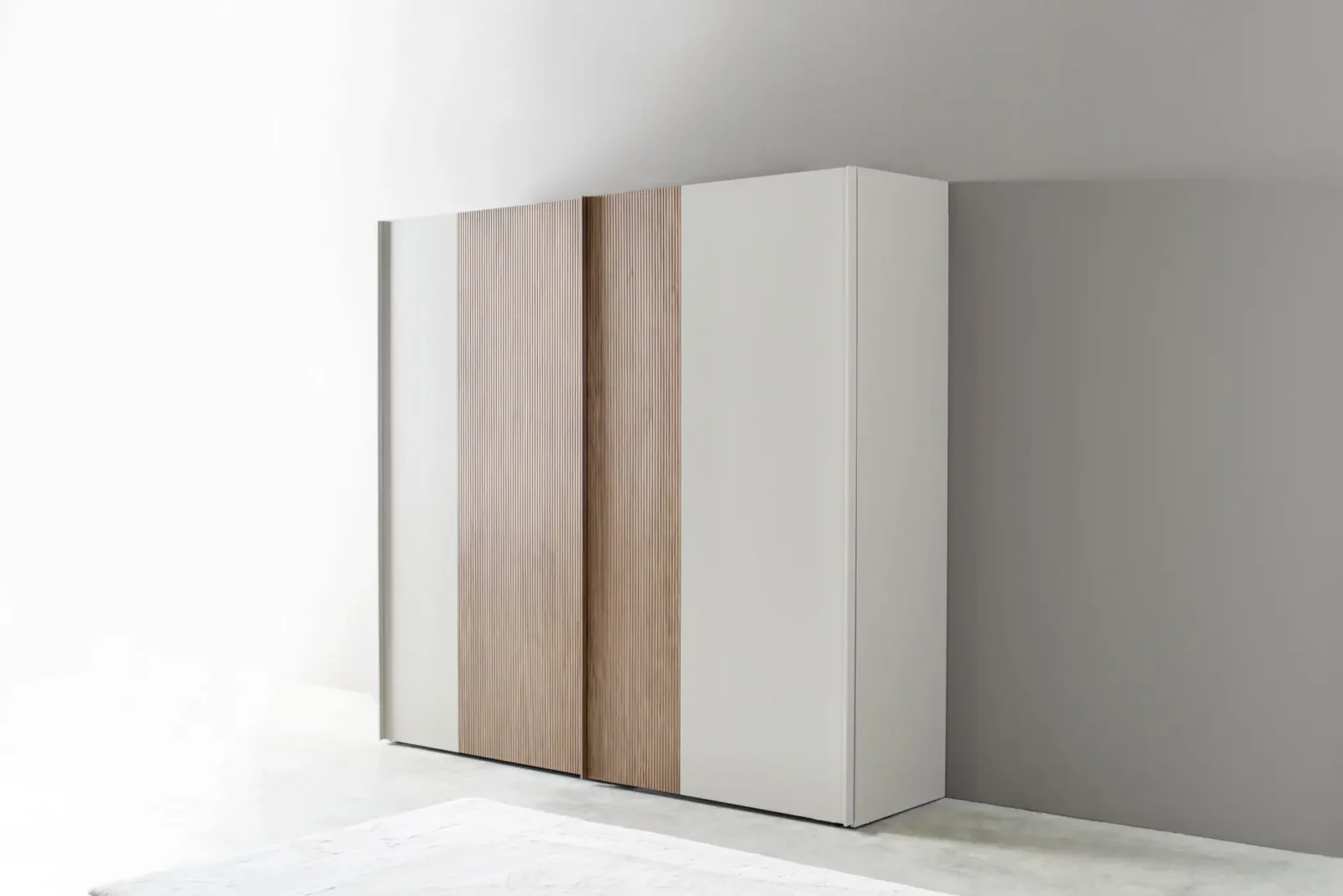Kleiderschrank Maria 043, weiß mit Holzdetails, minimalistisches Design.