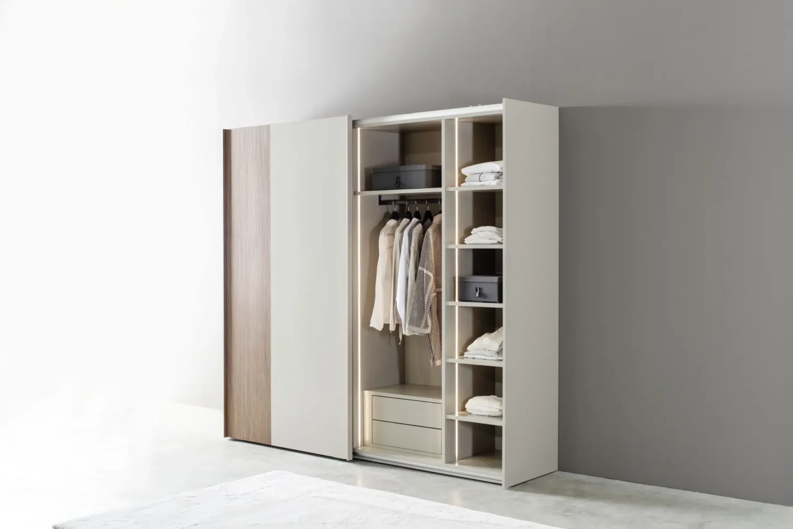 Kleiderschrank Maria 044, cremefarben, mit Schiebetüren und Holzdetails.