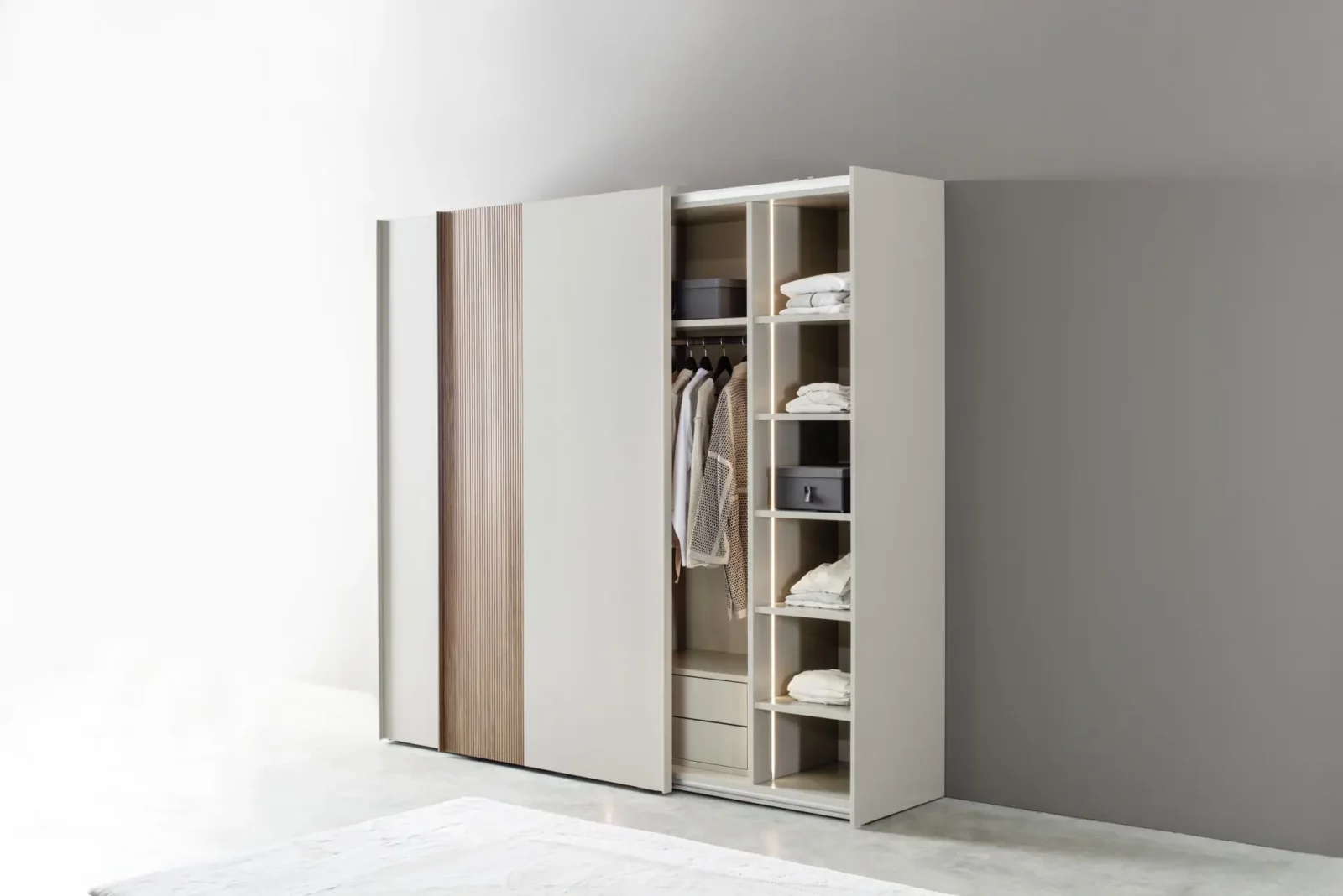 Kleiderschrank Maria 045 mit Schiebetüren, cremefarben, Holzdetails, offene Fächer.