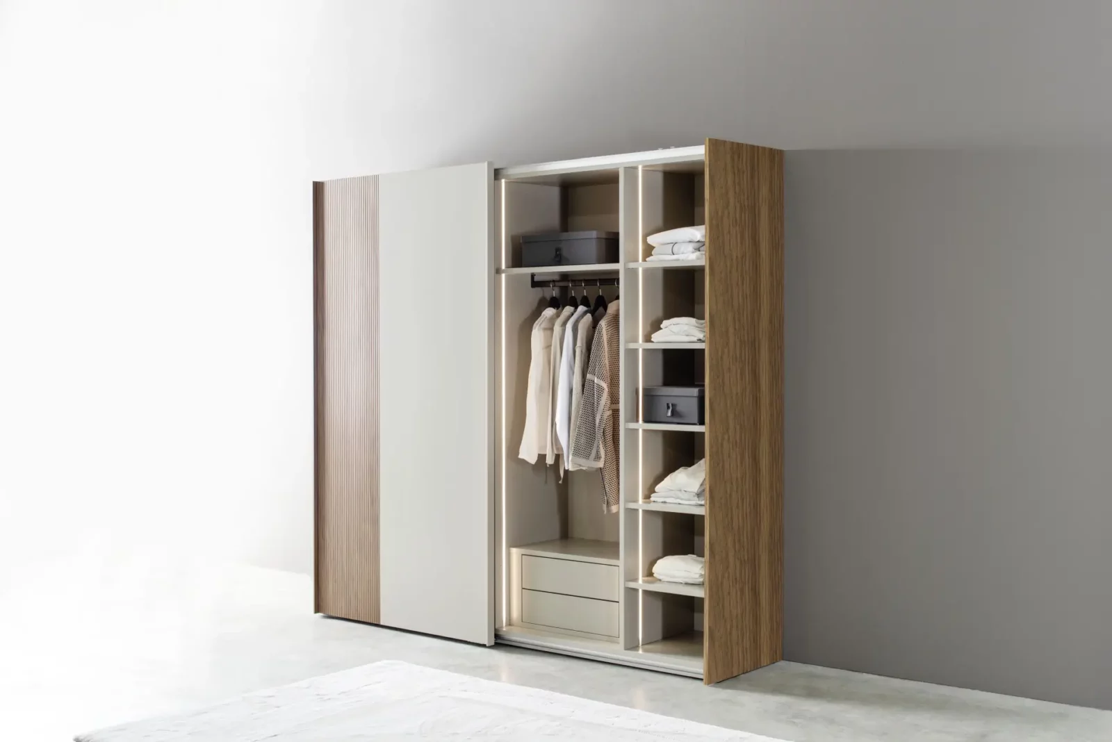 Kleiderschrank Maria in Holzoptik mit Schiebetüren und integriertem Stauraum.