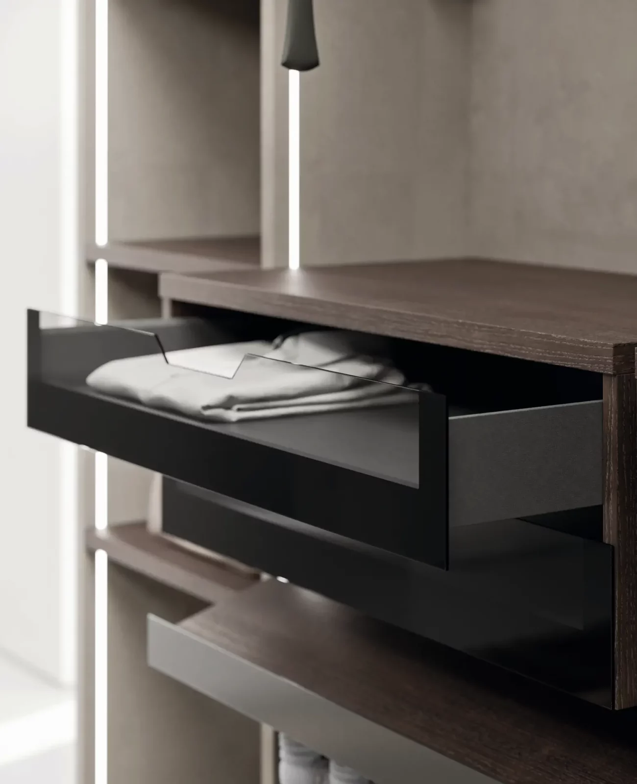 Muro Bello Atlantico Schrank mit dunklen Holzregalen und schwarzer Glastür.