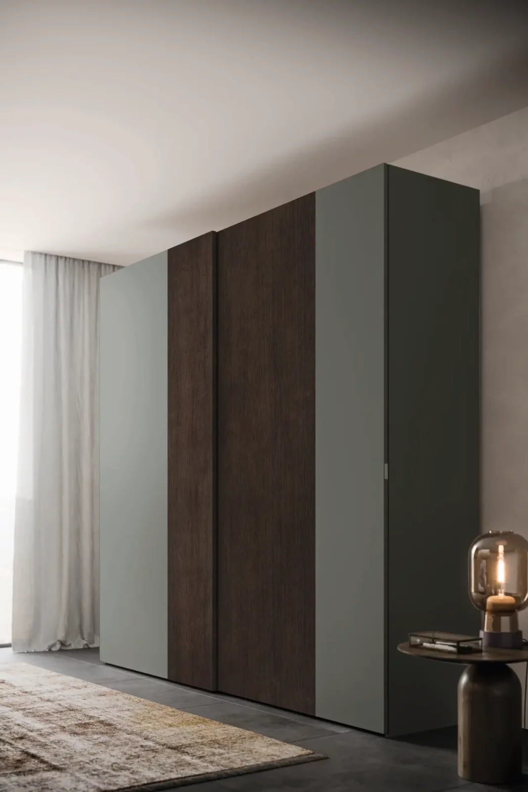 Muro Bello Atlantico Kleiderschrank mit dunklen Holz- und grauen Elementen.