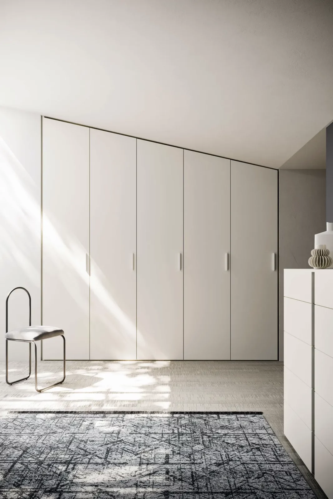 Einbauschrank Muro Bello Atlantico, weiß, mit schräger Oberkante und Griffleisten.