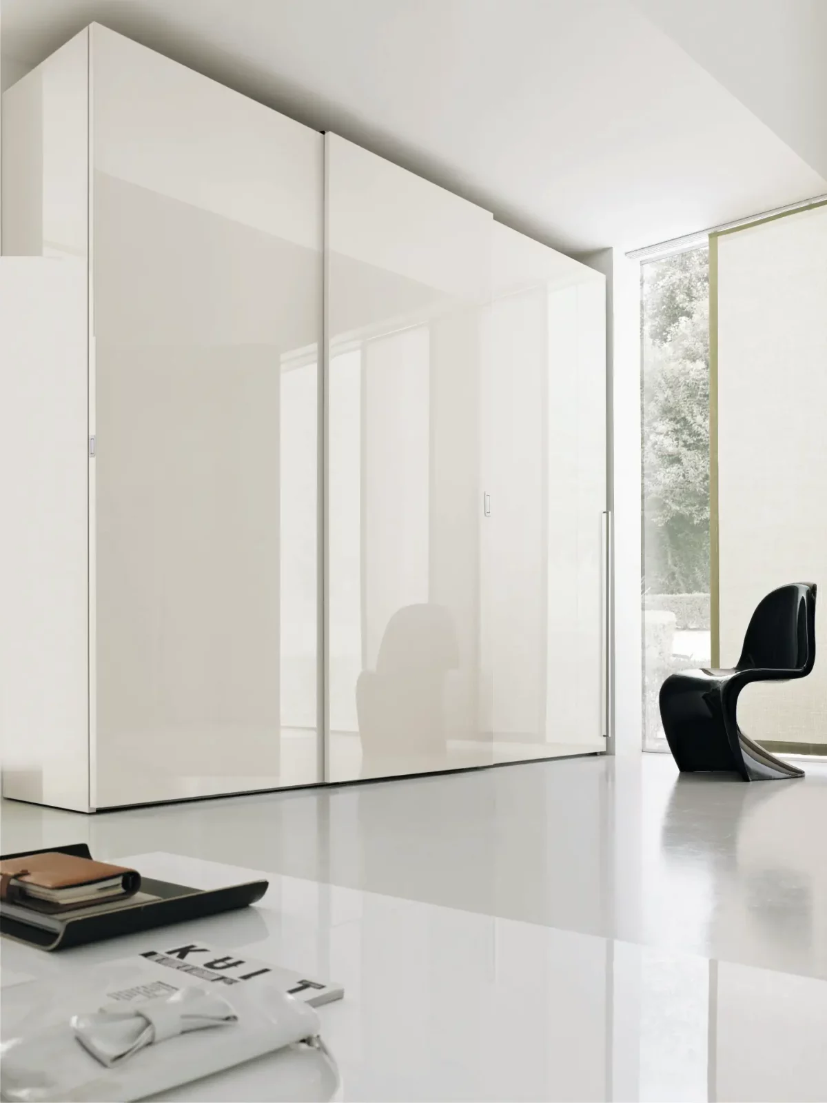 Muro Bello Atlantico Kleiderschrank mit weißer Hochglanzoberfläche und Schiebetüren.
