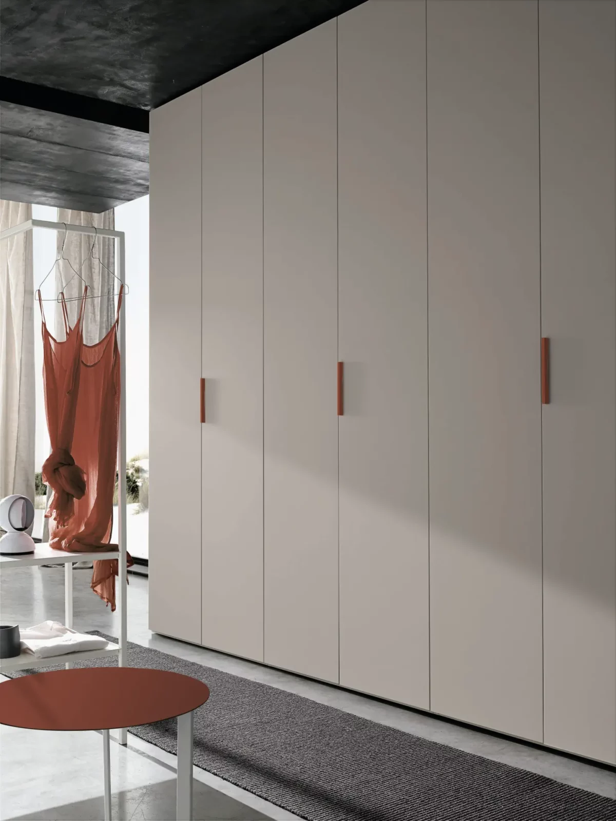 Muro Bello Atlantico Kleiderschrank in Beige mit orangefarbenen Griffen.