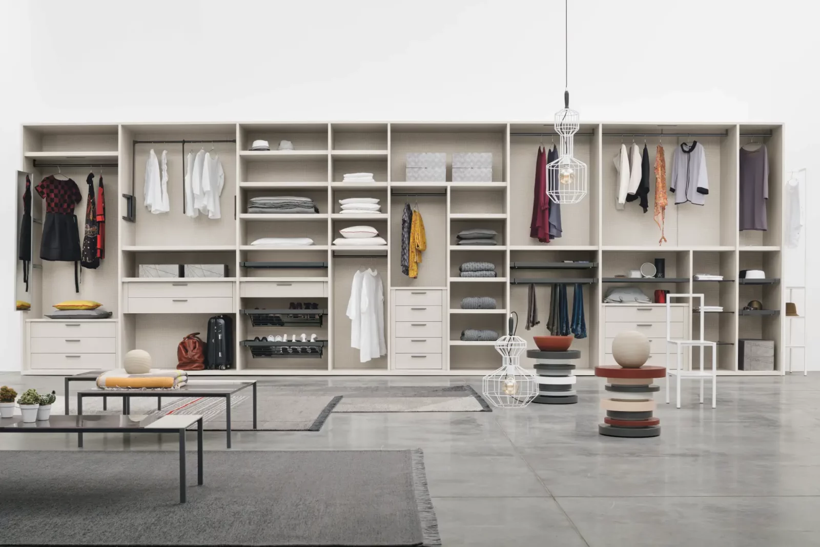 Muro Bello Atlantico offener Kleiderschrank in hellem Holz mit Schubladen.