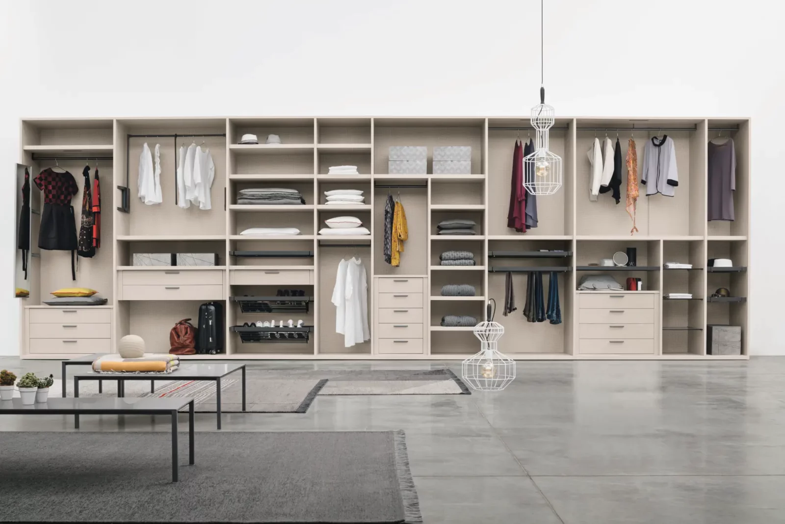Muro Bello Atlantico Kleiderschrank in heller Ausführung mit offenen Fächern.