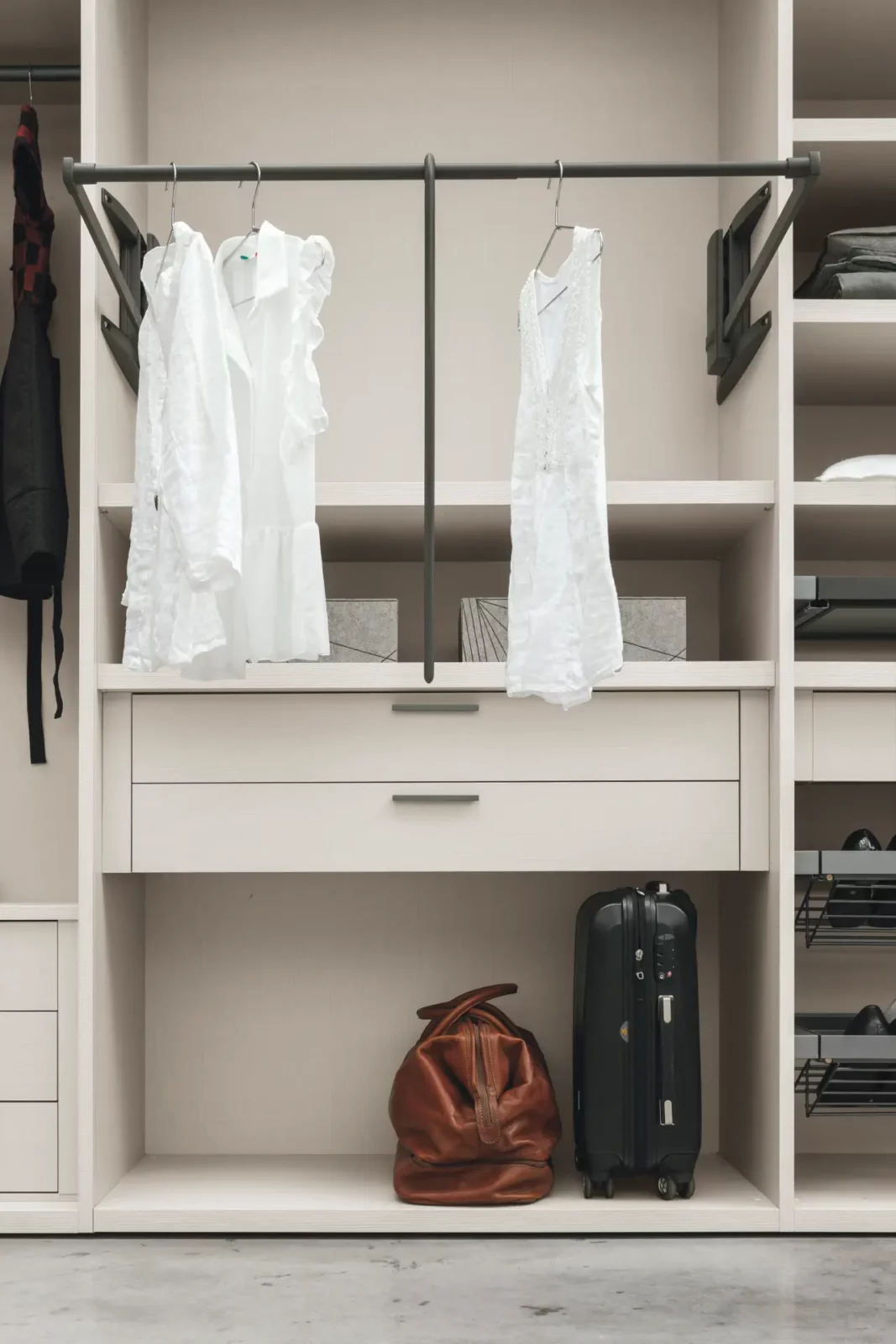 Muro Bello Atlantico Kleiderschrank in hellem Holz mit Schubladen und Kleiderstange.