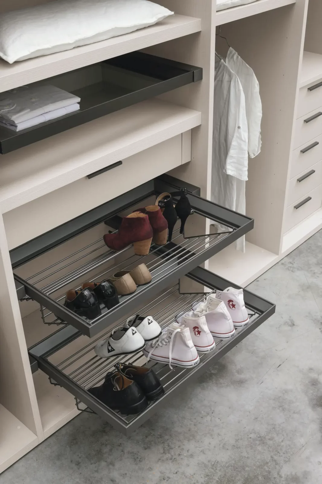 Muro Bello Atlantico Kleiderschrank mit ausziehbaren Schuhregalen in heller Holzoptik.