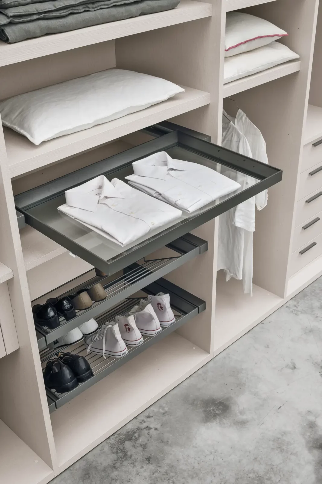 Muro Bello Atlantico Kleiderschrank mit ausziehbaren Ablagen und Schuhregalen.
