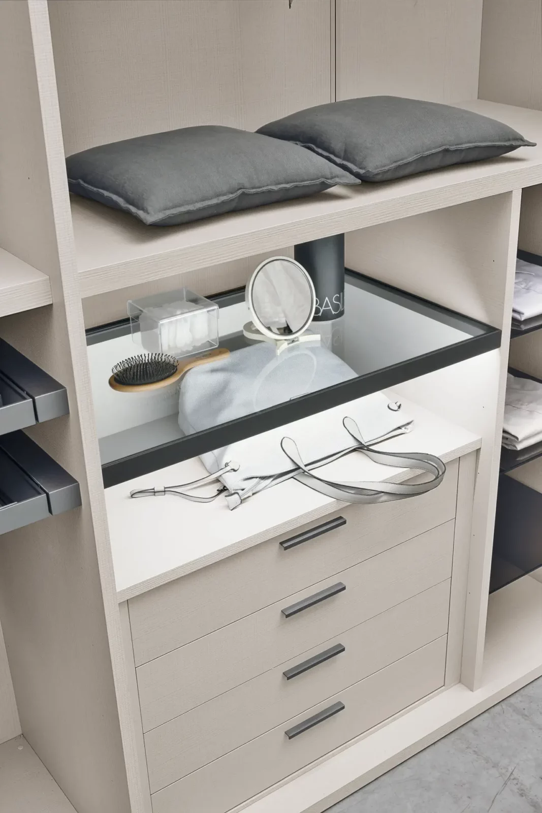 Muro Bello Atlantico Schrank mit Schubladen, helle Holzoptik, graue Griffe.
