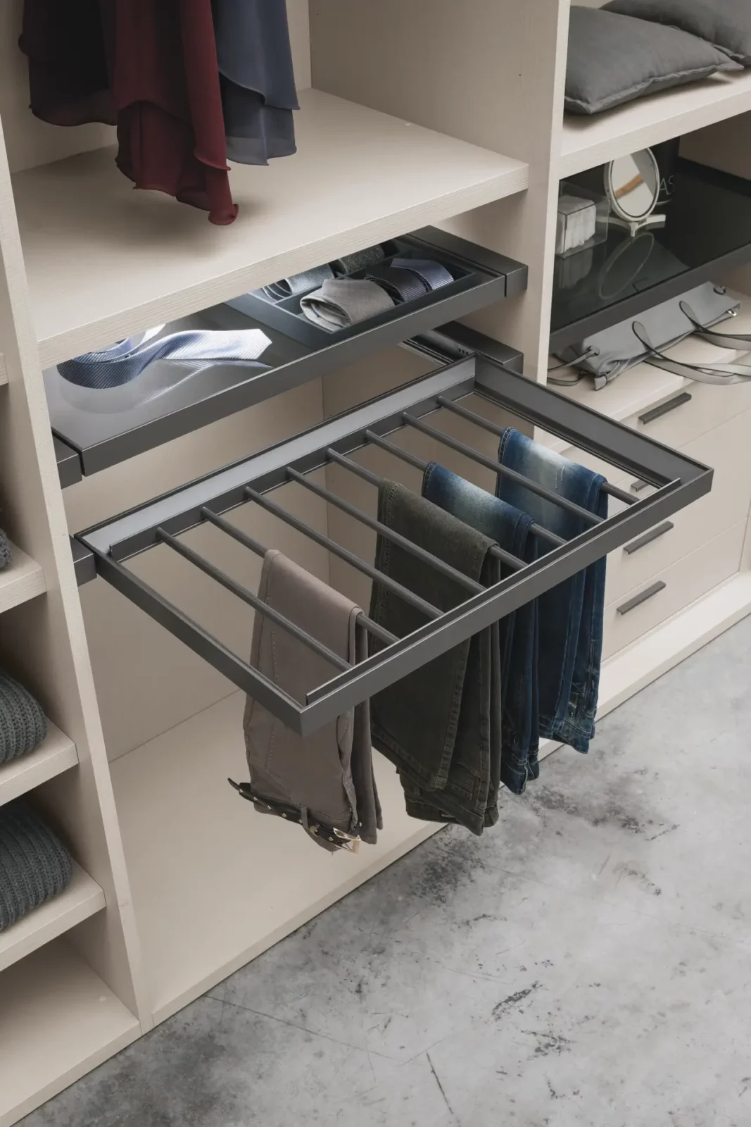 Muro Bello Atlantico Kleiderschrank mit ausziehbarem Hosenhalter in Metalloptik.