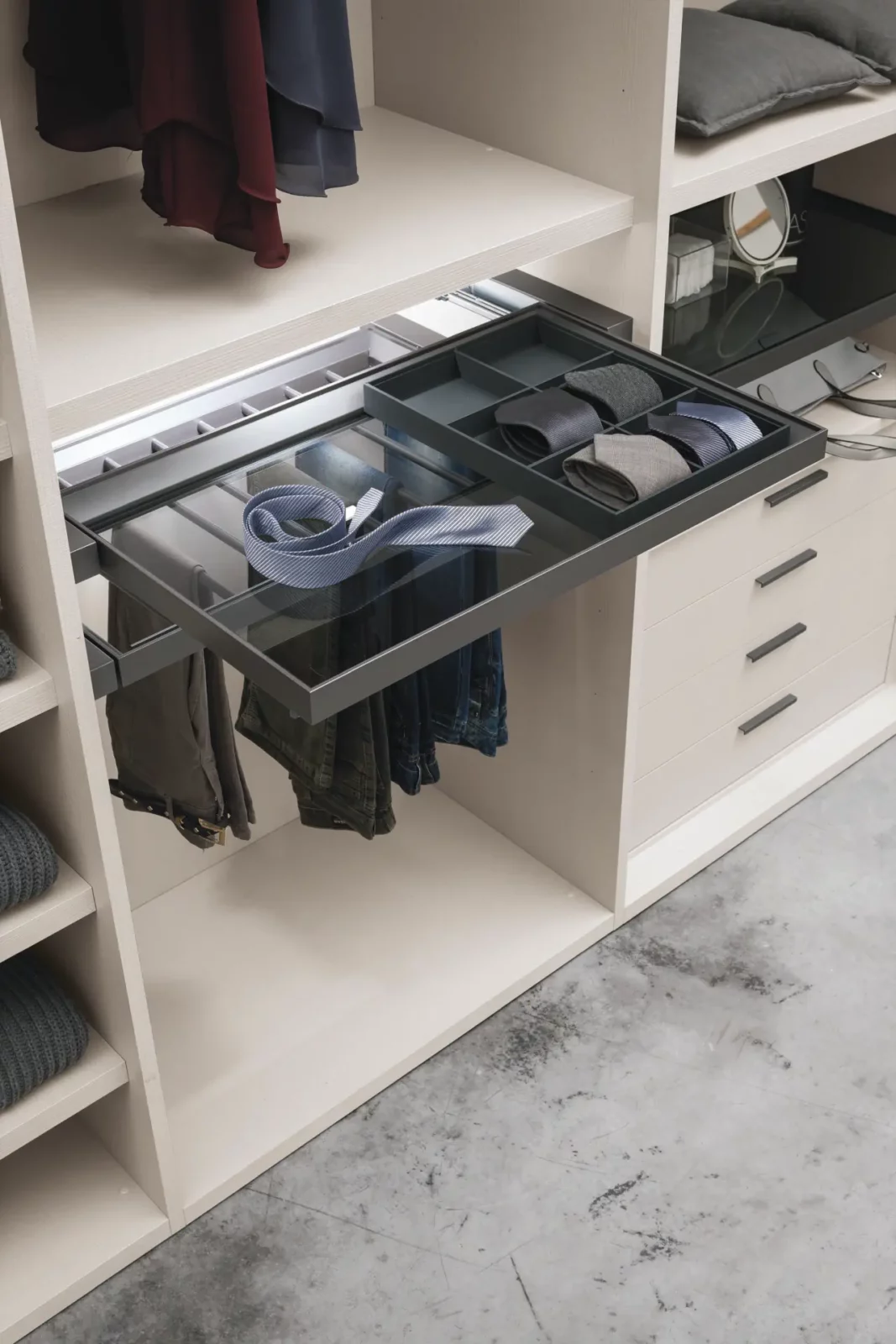 Muro Bello Atlantico Kleiderschrank mit ausziehbarem Glasfach und Schubladen.