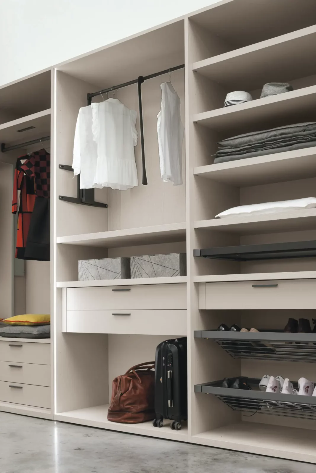 Muro Bello Atlantico Kleiderschrank in Beige mit offenen Regalen und Schubladen.