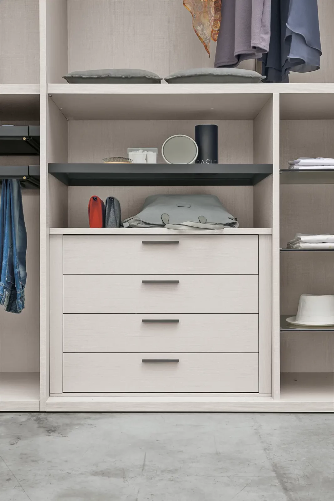 Muro Bello Atlantico Schrank mit weißen Schubladen und grauen Griffen.
