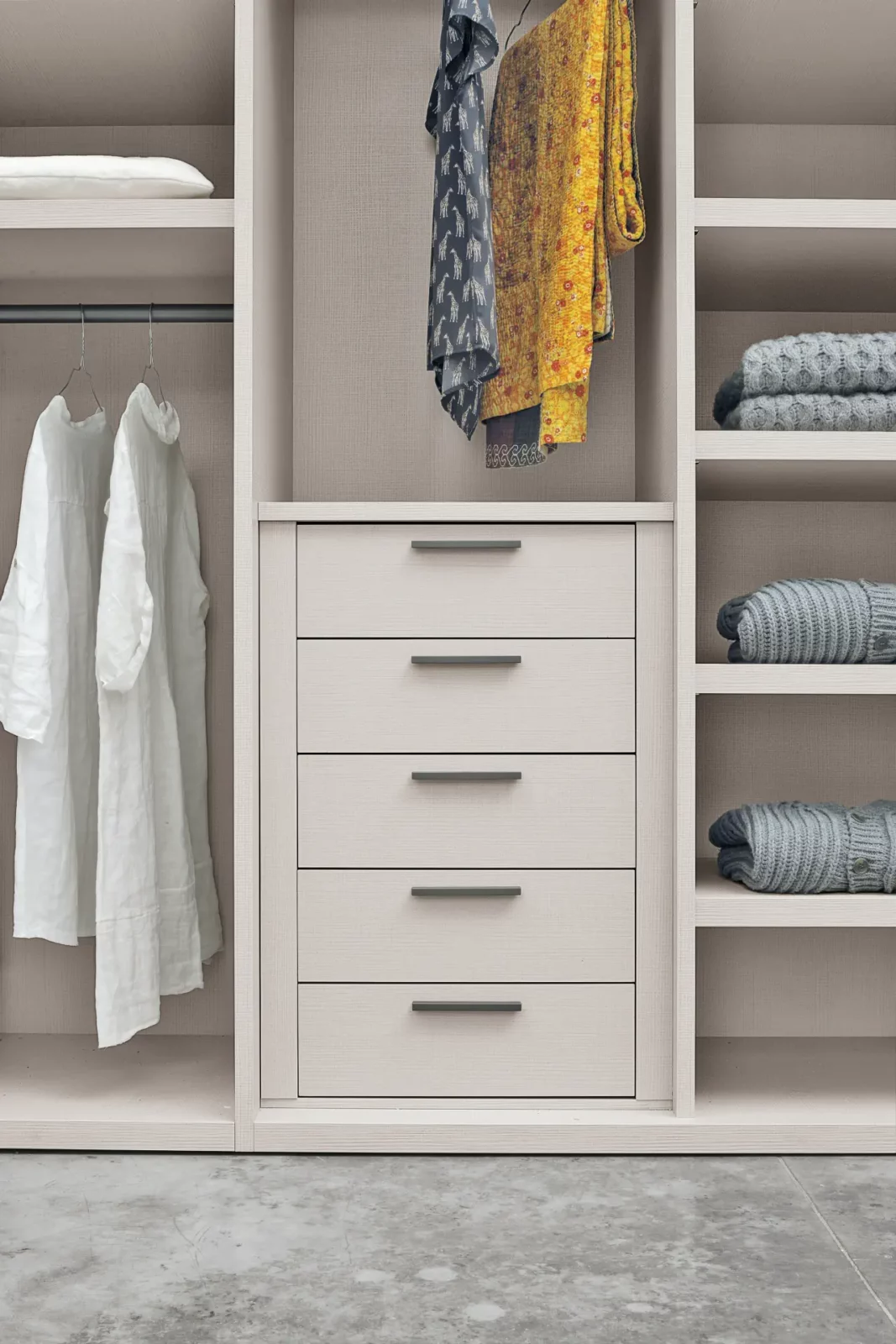 Einbauschrank Muro Bello Atlantico in heller Holzoptik mit Schubladen.