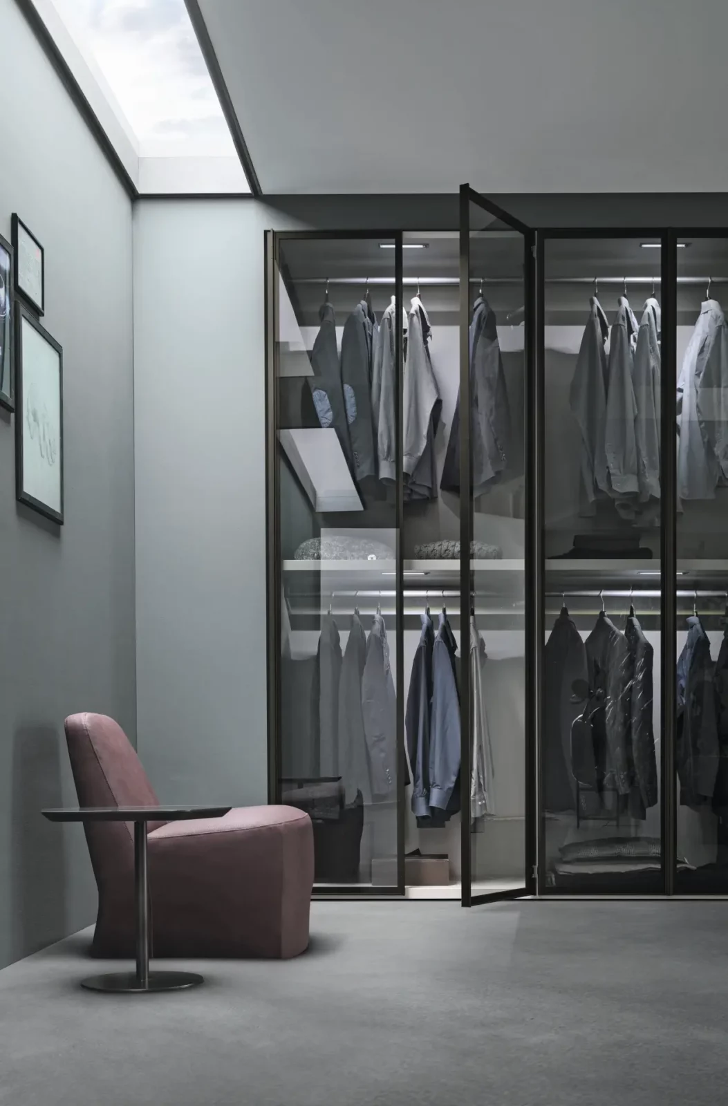 Muro Bello Atlantico Kleiderschrank mit Glasfronten und integrierter Beleuchtung.