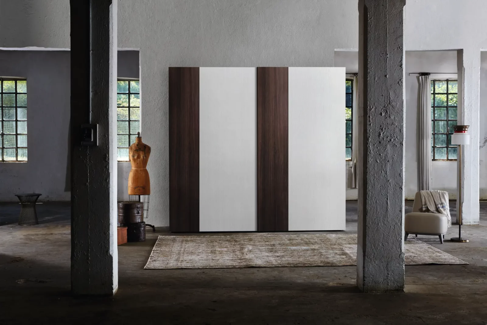 Muro Bello Atlantico Kleiderschrank in Weiß und Dunkelbraun mit Holzoptik.