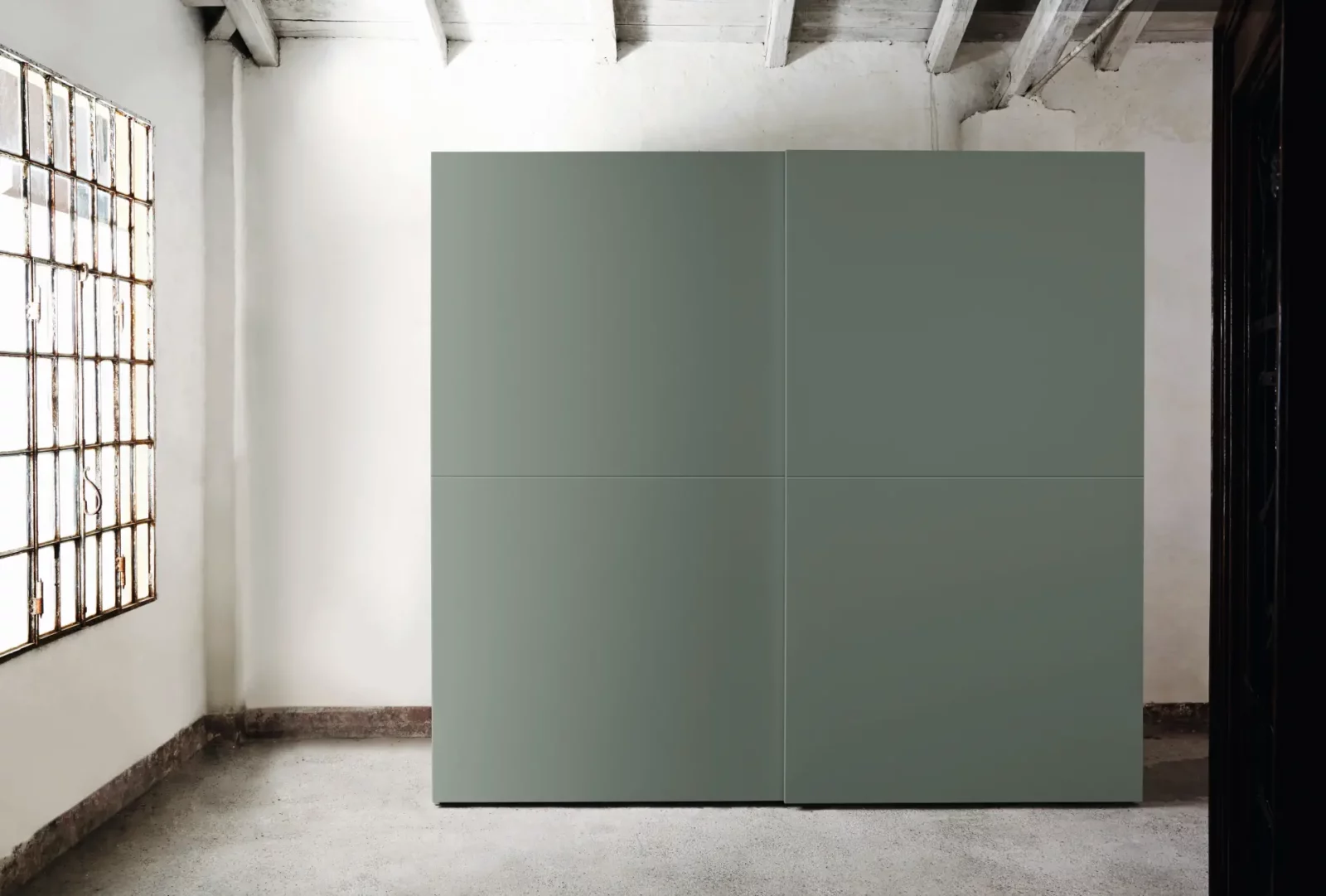 Muro Bello Atlantico Kleiderschrank in grauer Ausführung mit glatten Schiebetüren.
