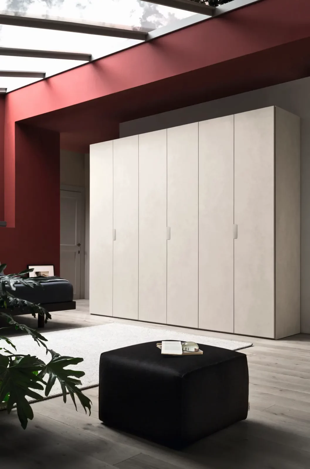 Muro Bello Atlantico Kleiderschrank in cremefarbener Ausführung mit fünf Türen.