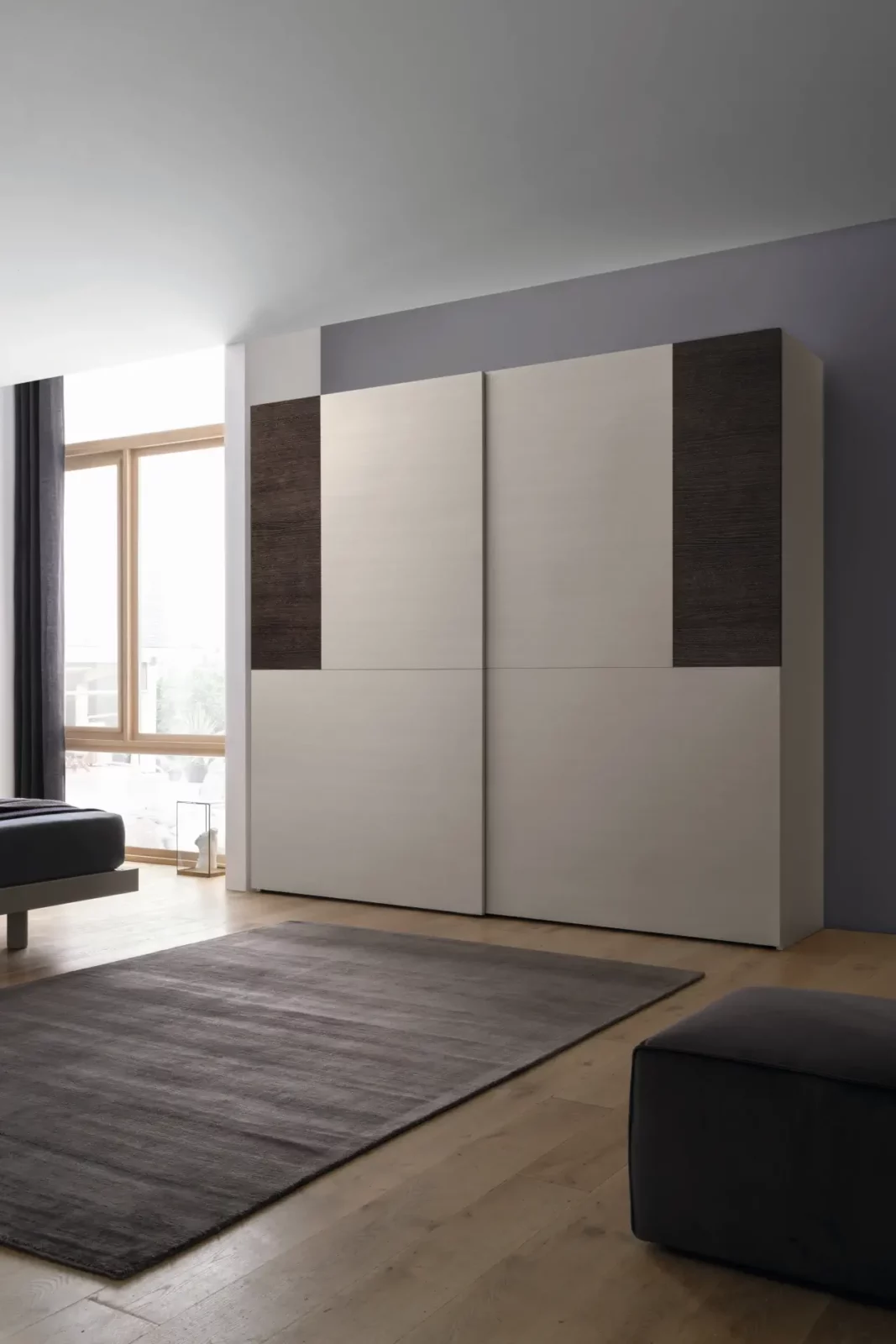 Muro Bello Atlantico Kleiderschrank mit Schiebetüren in Beige und Dunkelbraun.