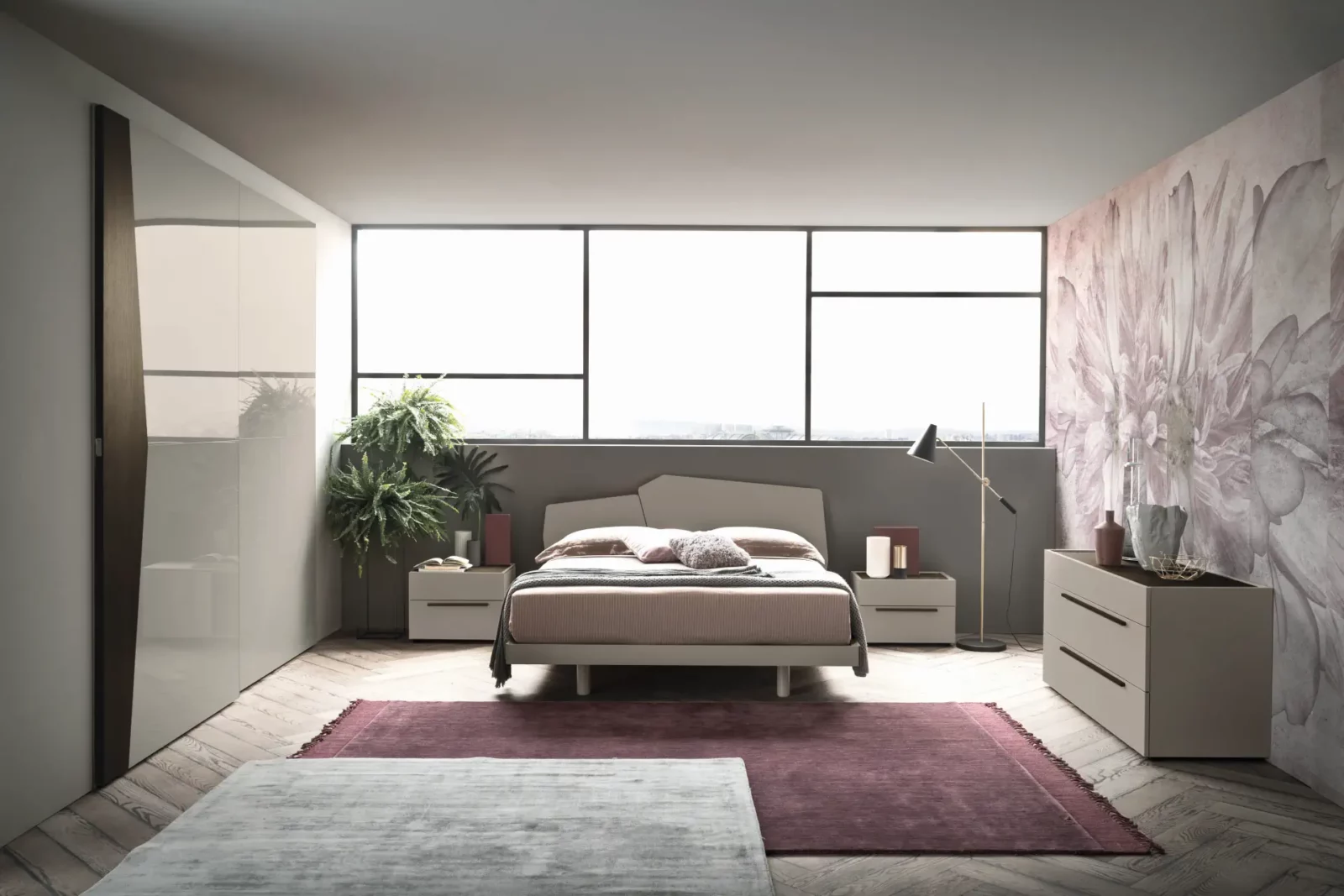 Muro Bello Atlantico Bett in Beige mit geometrischem Kopfteil und Nachttischen.