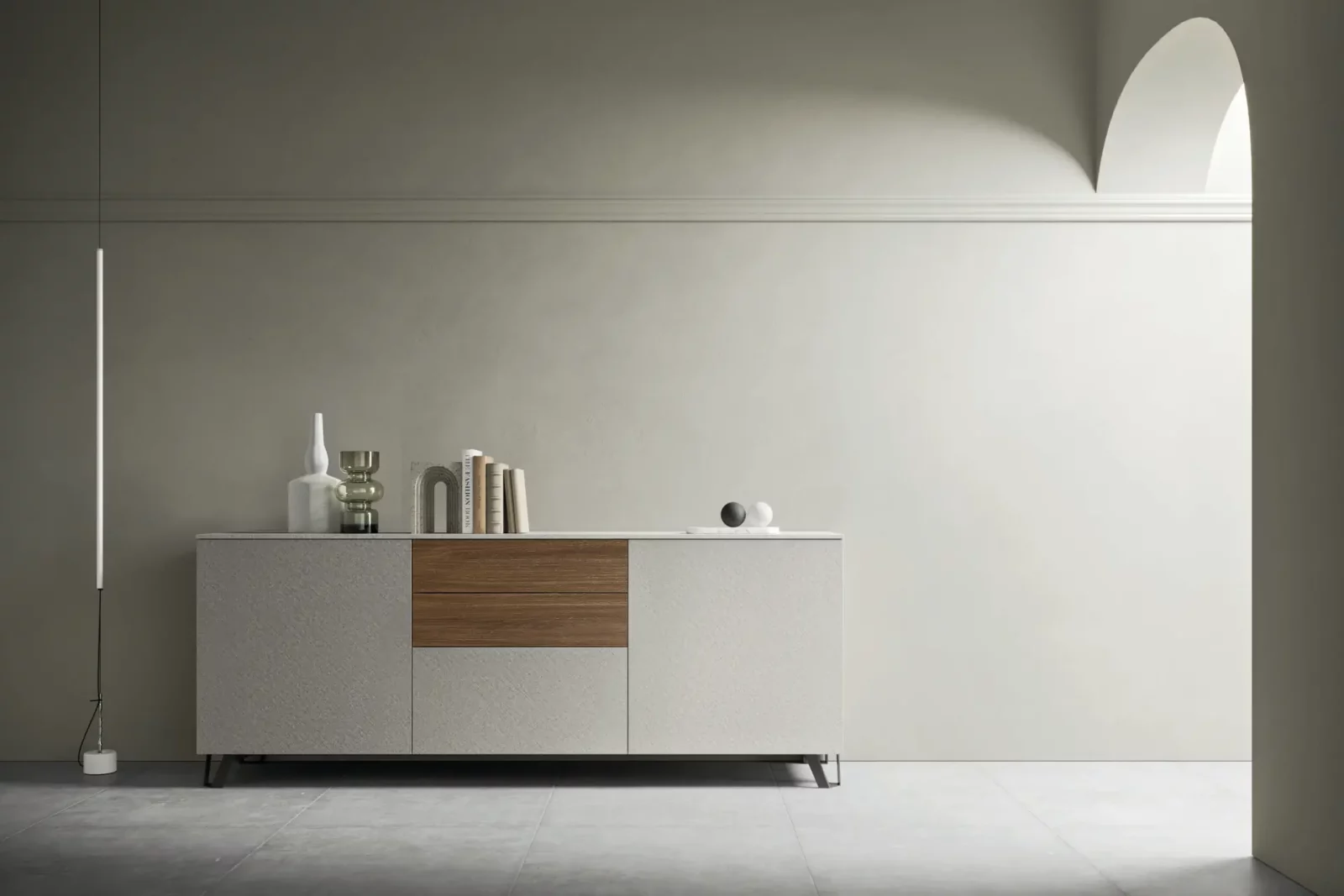 Sideboard Muro Bello Atlantico in Grau mit Holzdetails und Metallfüßen.