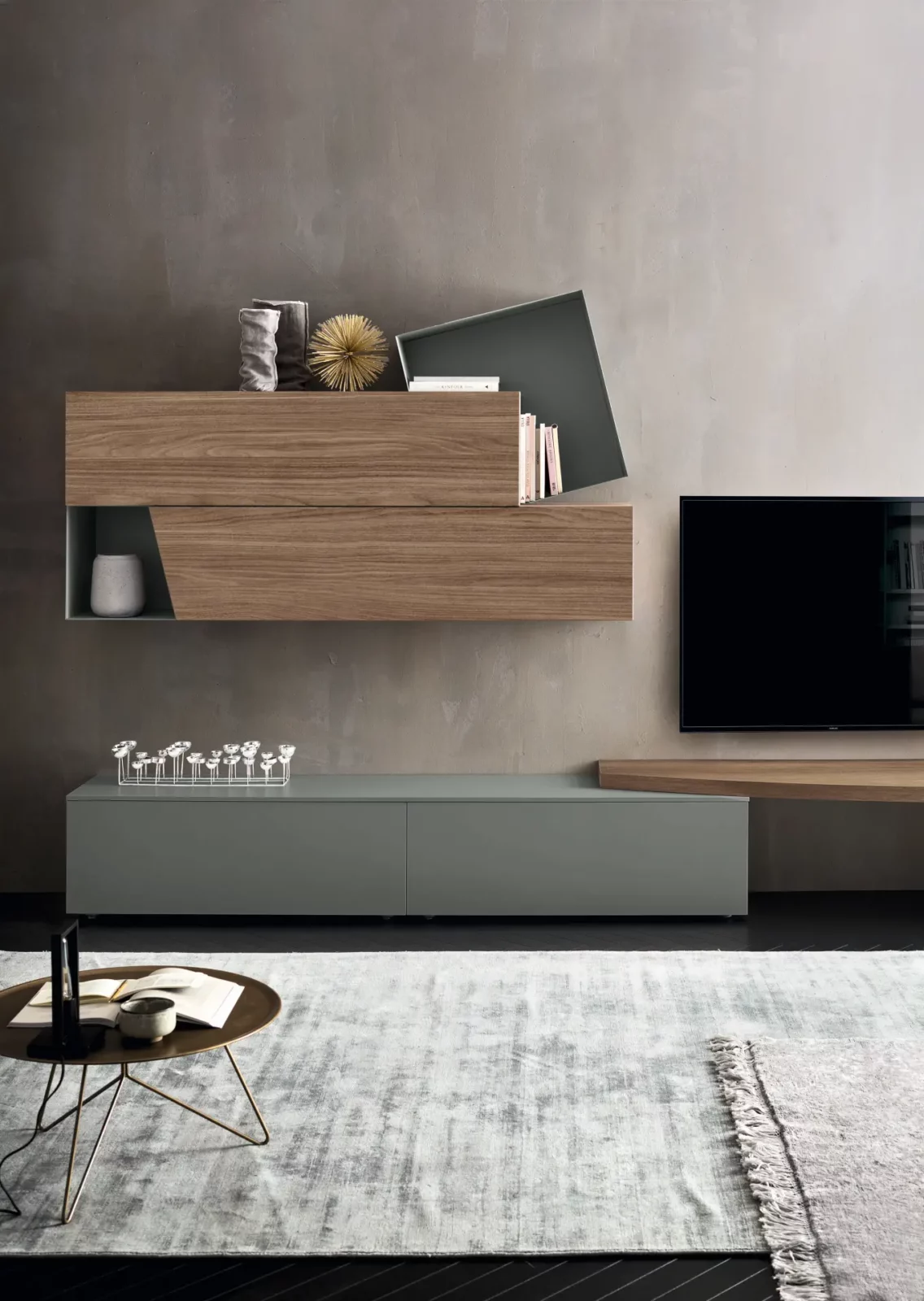 Muro Bello Atlantico Wohnwand aus Holz und grauem Material.