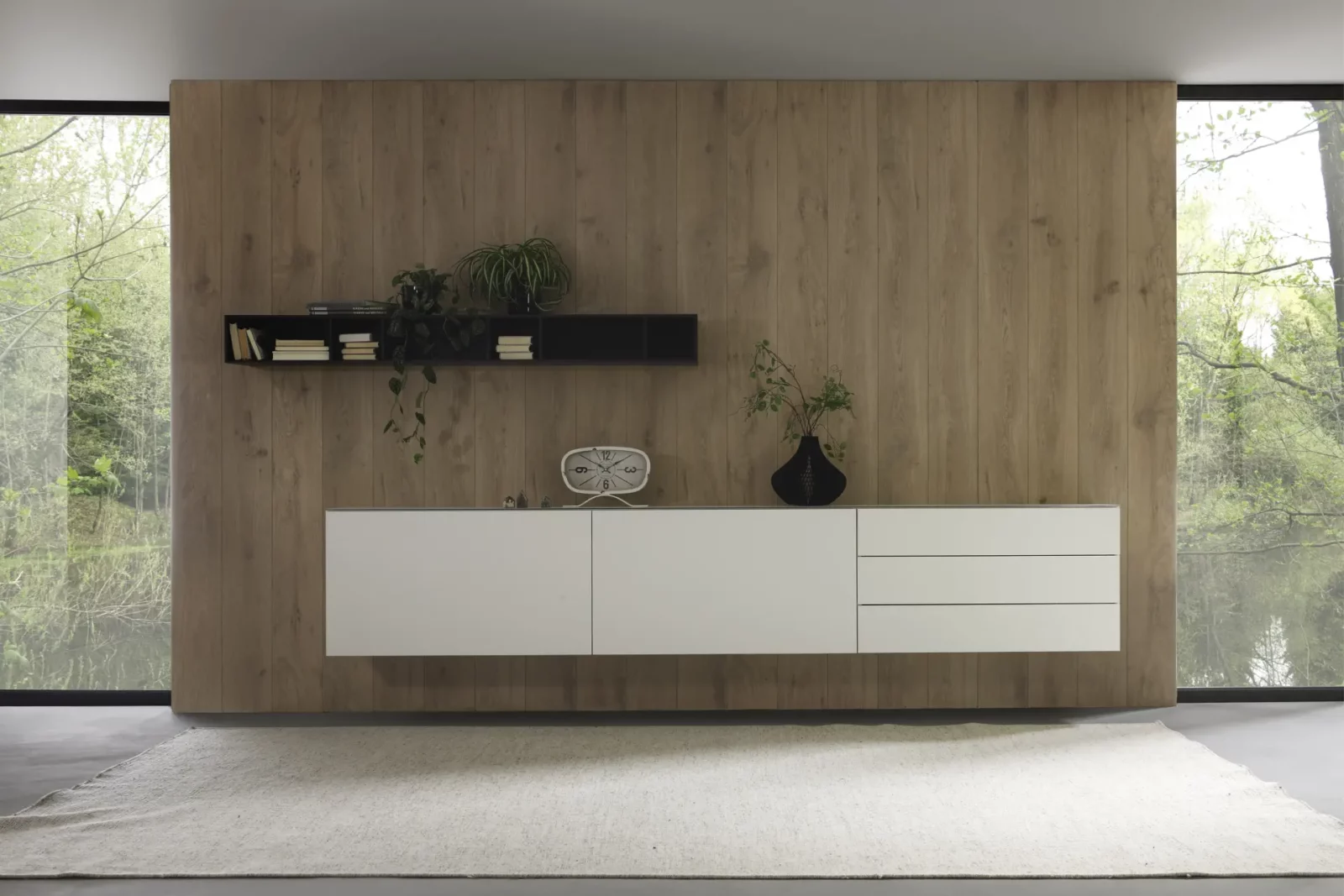 Nubo 003 Hängeschrank in Weiß mit Holzrückwand und schwarzem Regal.