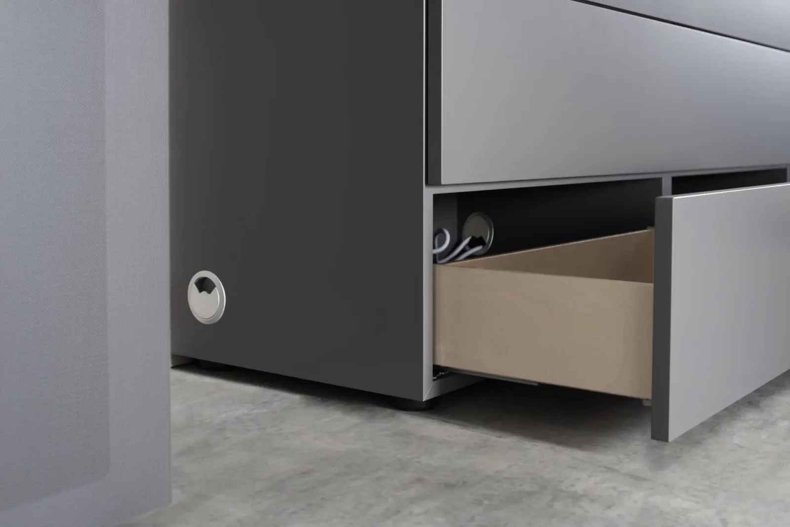 Sideboard Nubo 006 mit grauer Front und offenem Schubfach.