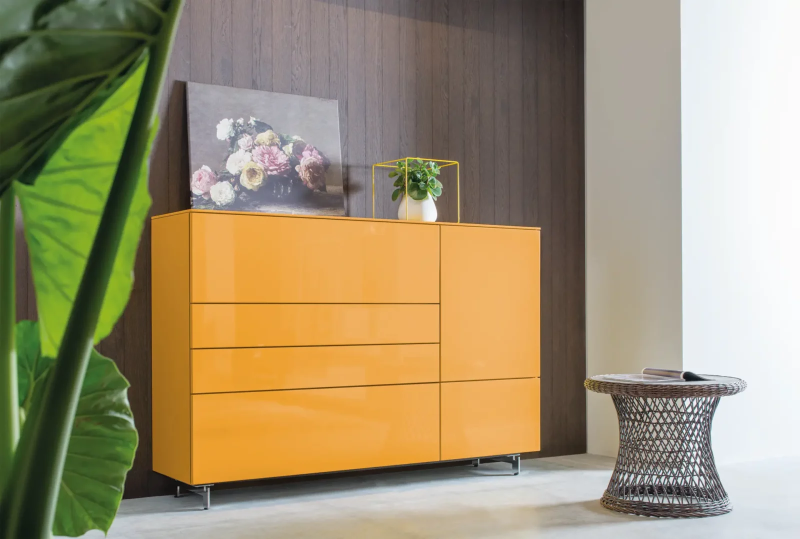 Kommode Nubo 009 in glänzendem Gelb mit klaren Linien und Metallfüßen.