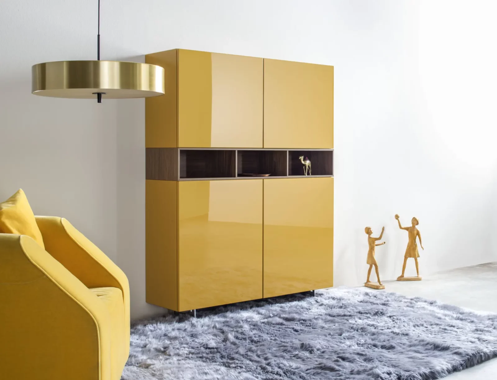 Gelber Hochglanzschrank mit offenen Fächern, Modell Nubo 010, Holzdetails.