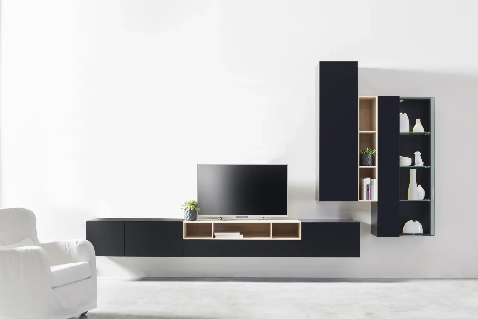 Nubo 018 Wohnwand in Schwarz mit Holz- und Glaselementen.