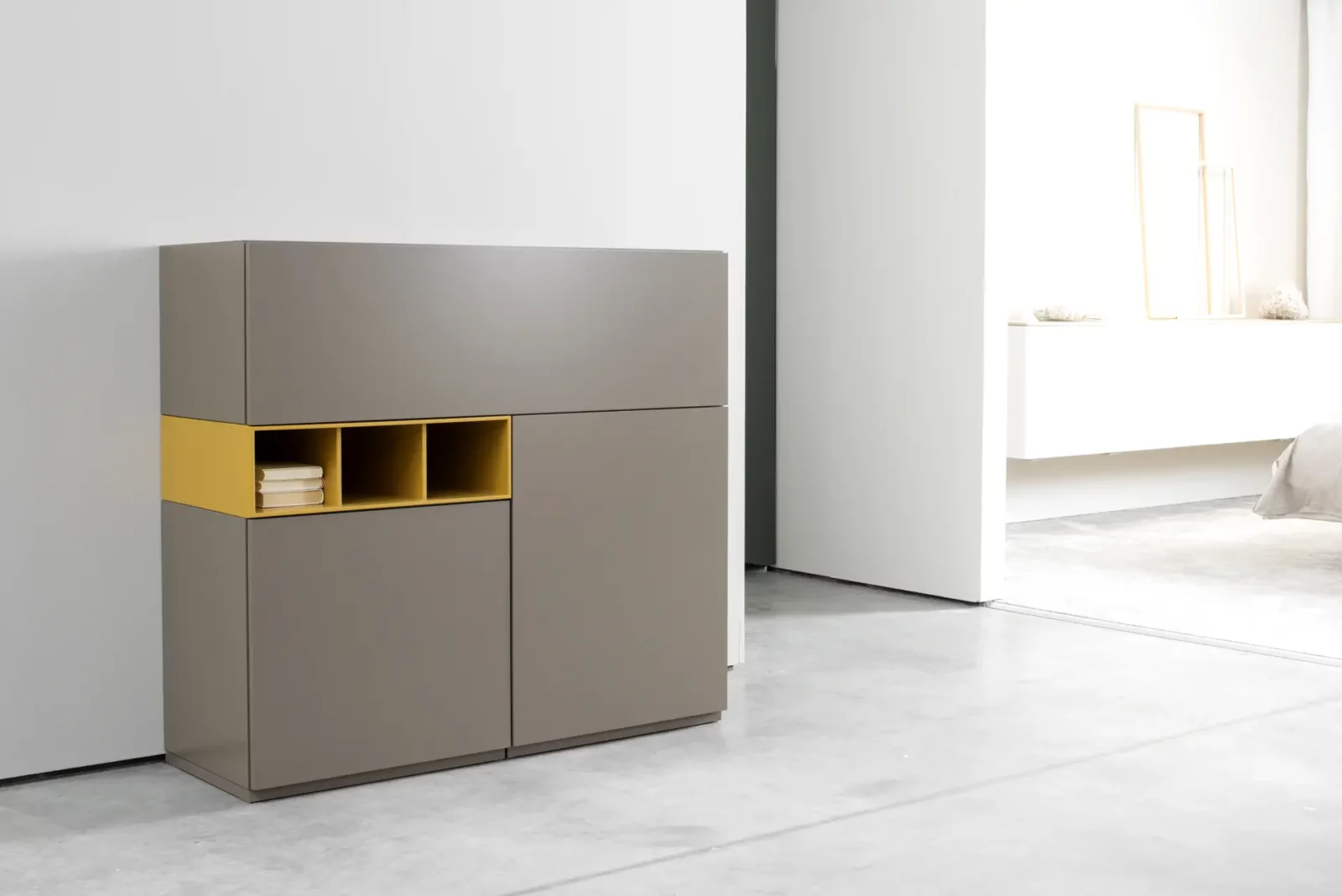 Sideboard Nubo 021, grau mit gelben Fächern, modernes Design, Holzmaterial.
