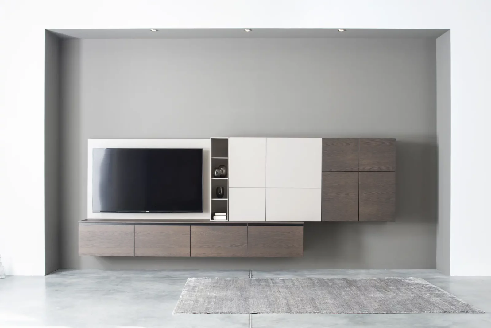 Nubo 027 Wohnwand in Holzoptik mit weißem und grauem Finish.