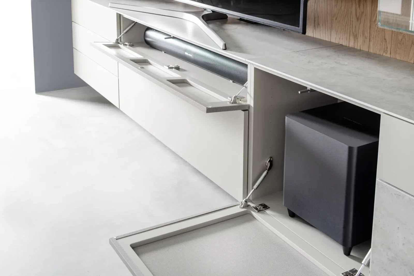 Sideboard Nubo 041 in heller Ausführung mit Klappfächern und Stauraum.