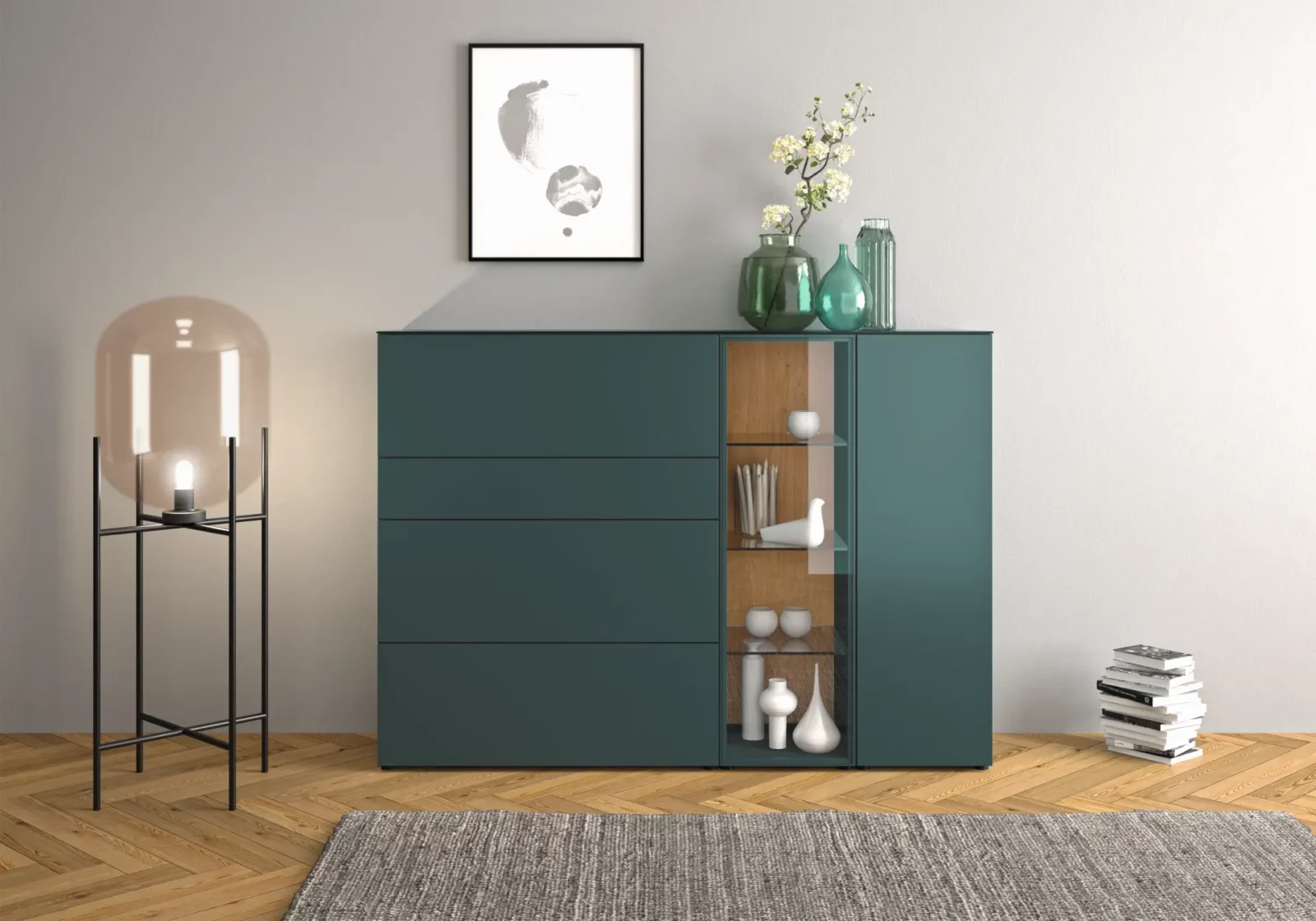 Sideboard Nubo 044 in Petrol mit Glasvitrine und Holzdetails.