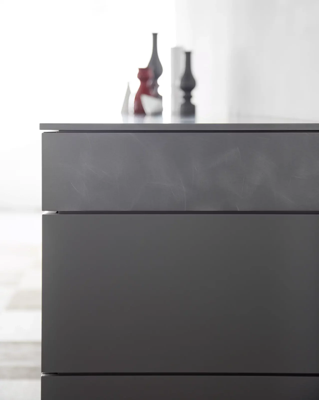 Nubo 051 Kommode in dunklem Grau mit glatter Oberfläche und klaren Linien.