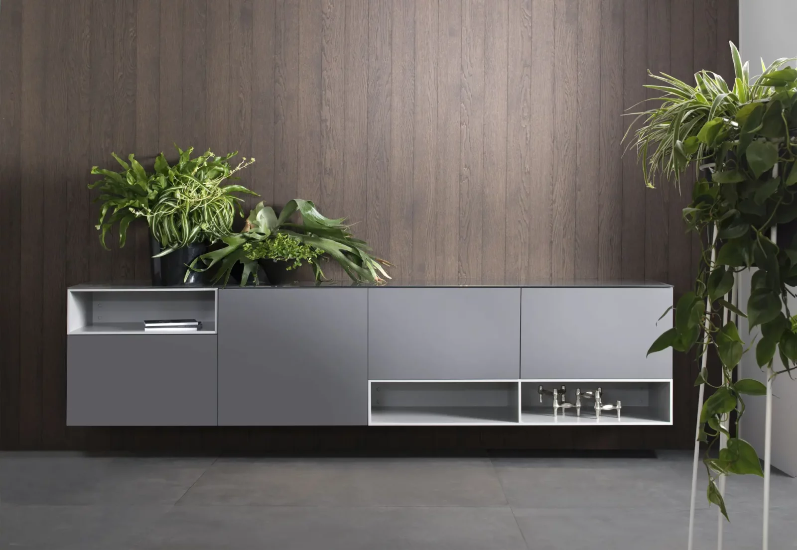 Nubo 058 Sideboard in grauer Ausführung mit offenen Fächern.